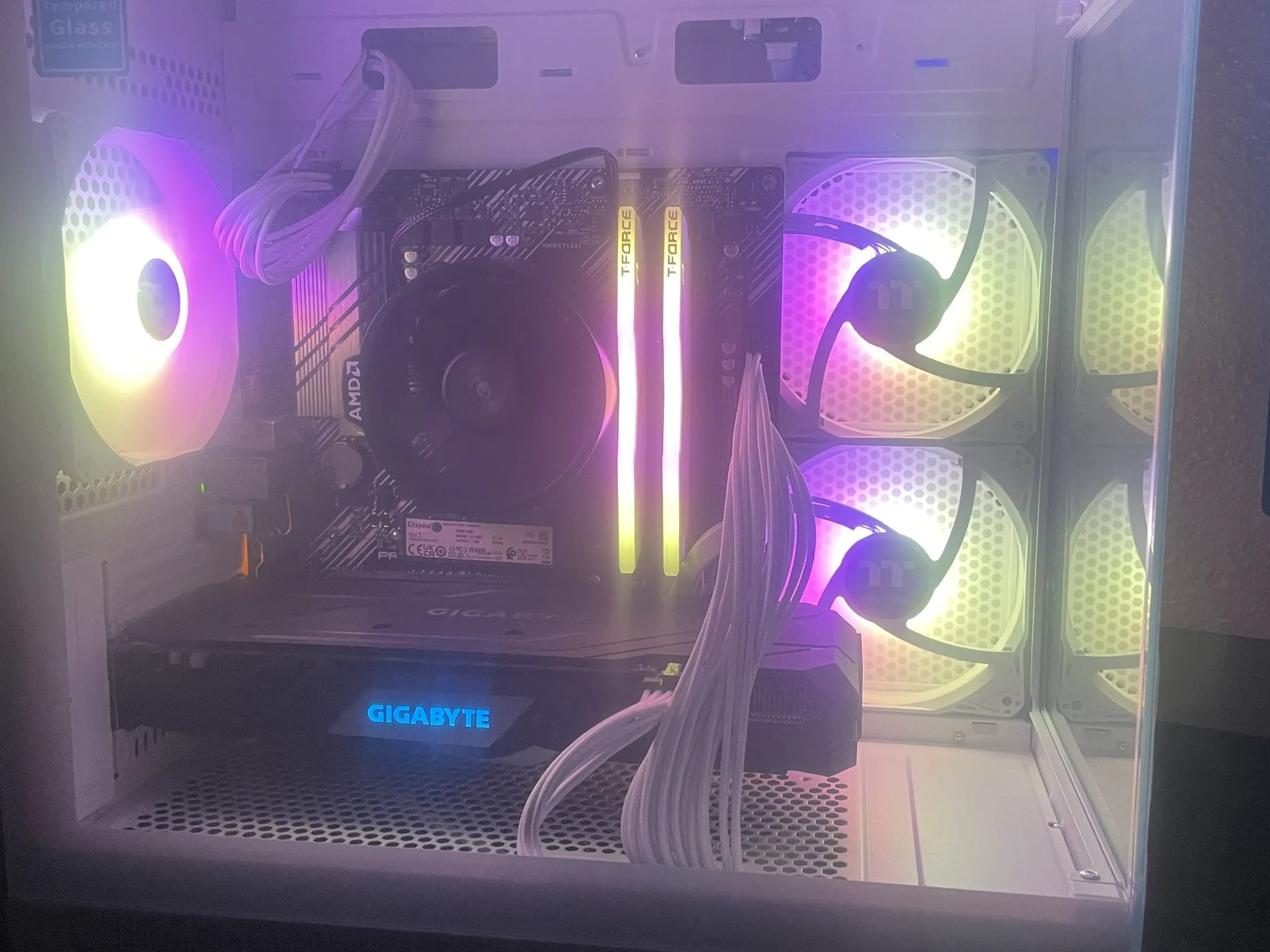 GTX 1660 Super & AMD Ryzen 5 5500! All White build