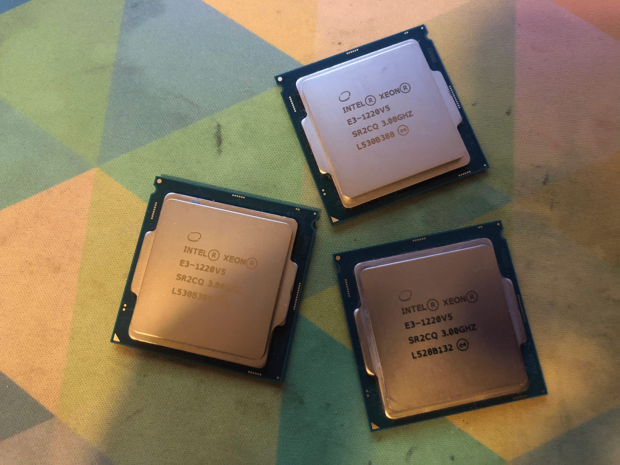 Intel Xeon E3-1220 V5 (4 Cores, 4 Threads @ 3GHz)