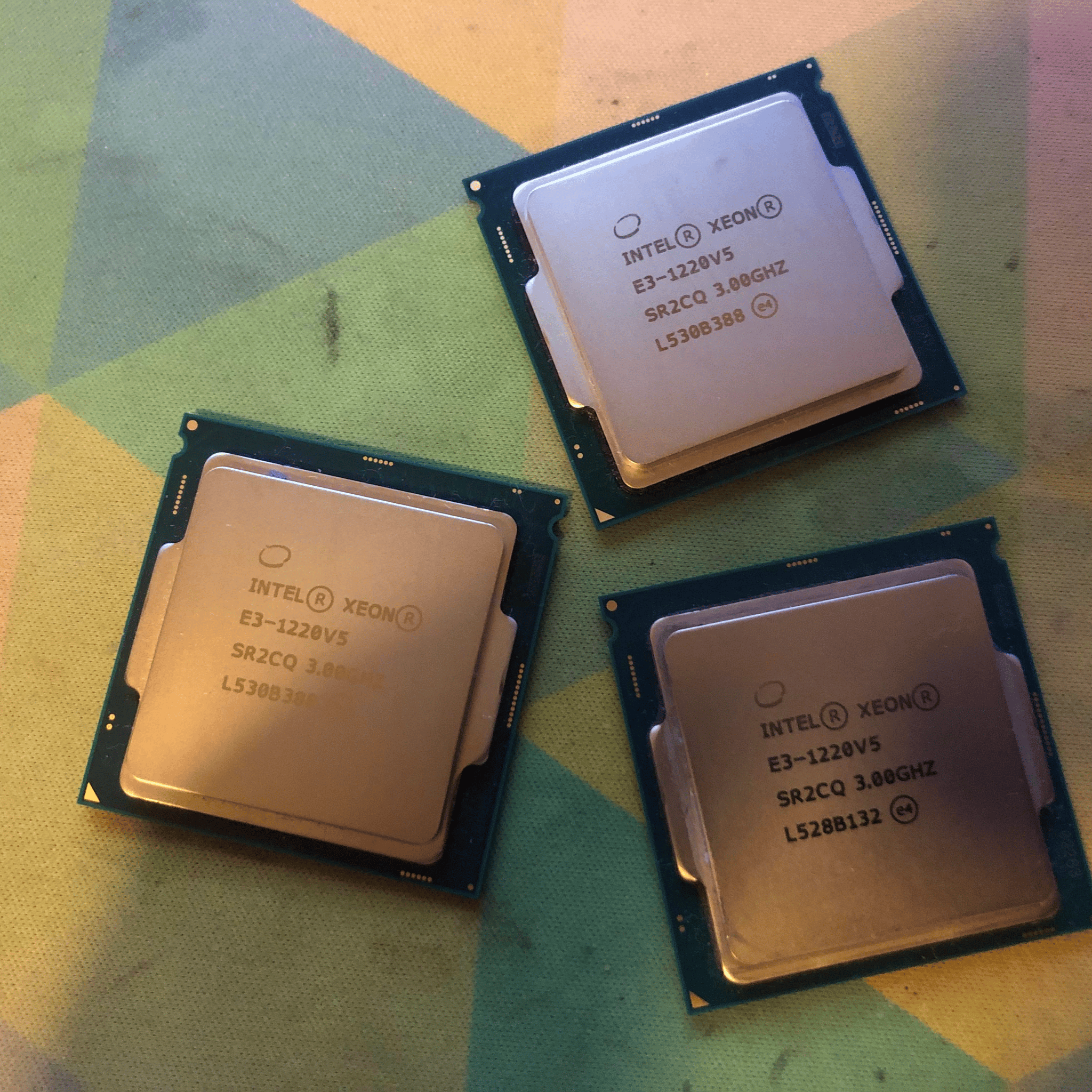 Intel Xeon E3-1220 V5 (4 Cores, 4 Threads @ 3GHz)