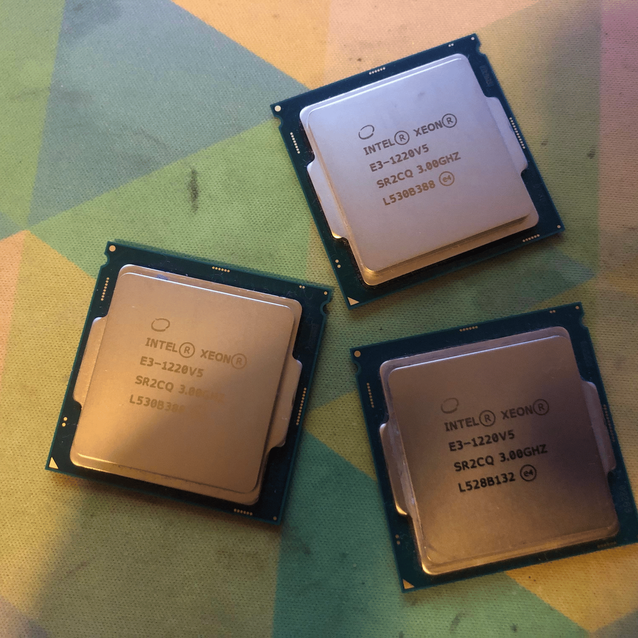 Intel Xeon E3-1220 V5 (4 Cores, 4 Threads @ 3GHz)
