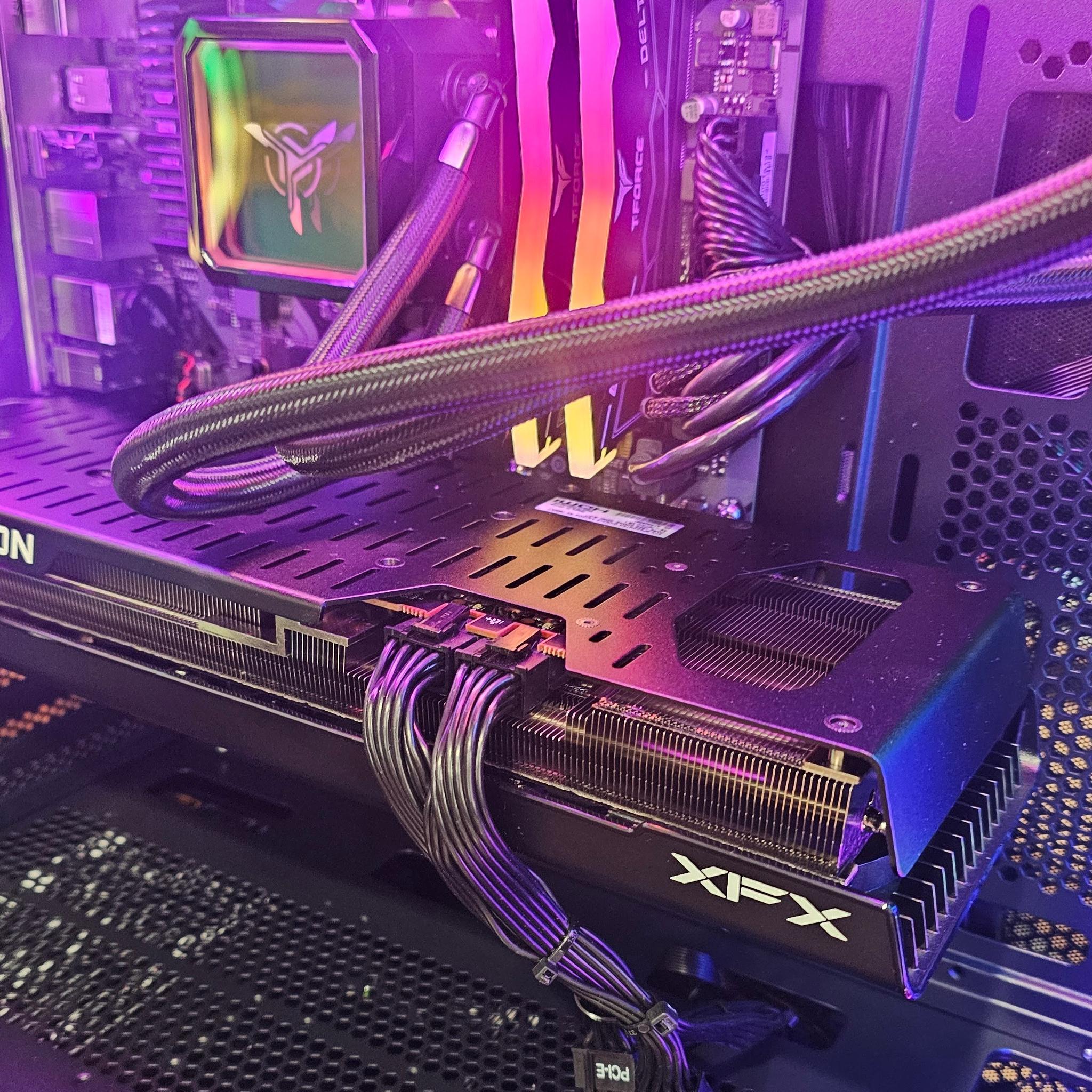 RX 7800XT / Ryzen 7700x / 32GB DDR5 / 2TB Nvme / Windows 11 Pro