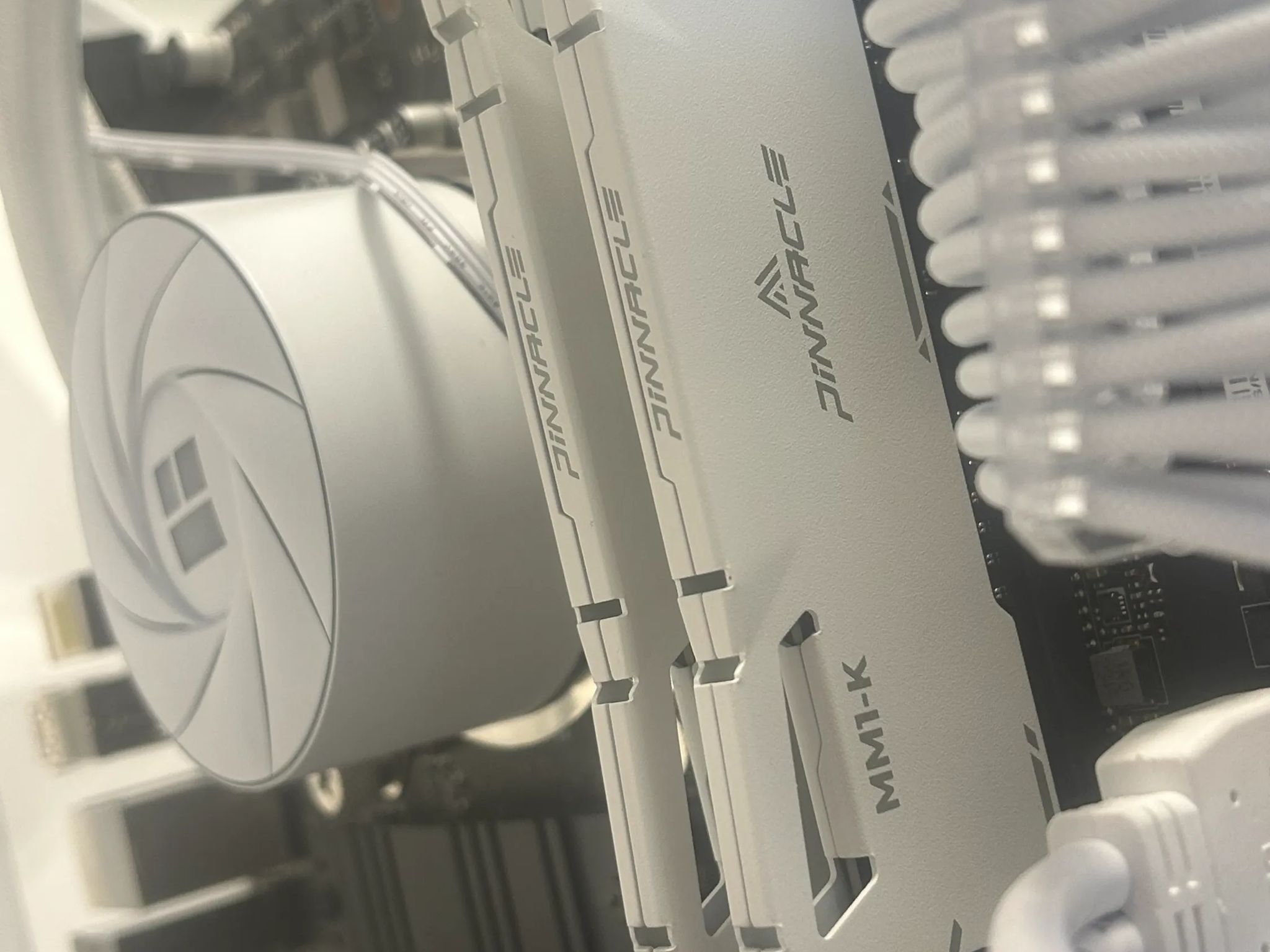 🥶🧊//Castle Peak// - Minimalist Gaming PC🥶🧊 RTX 5070, Intel Core i5 13600KF, 32GB Ram + 2TB SSD