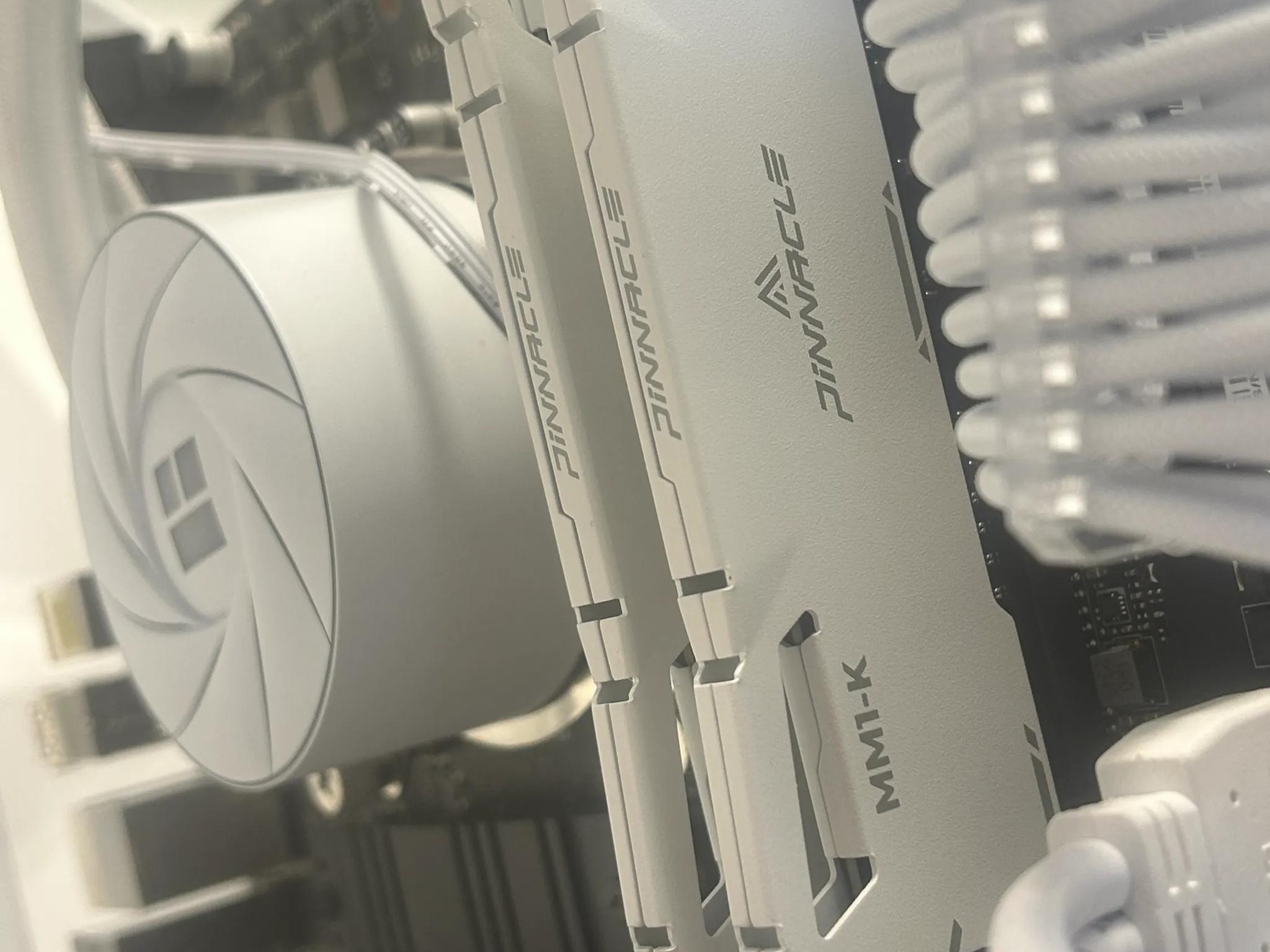 🥶🧊//Castle Peak// - Minimalist Gaming PC🥶🧊 RTX 5070, Intel Core i5 13600KF, 32GB Ram + 2TB SSD