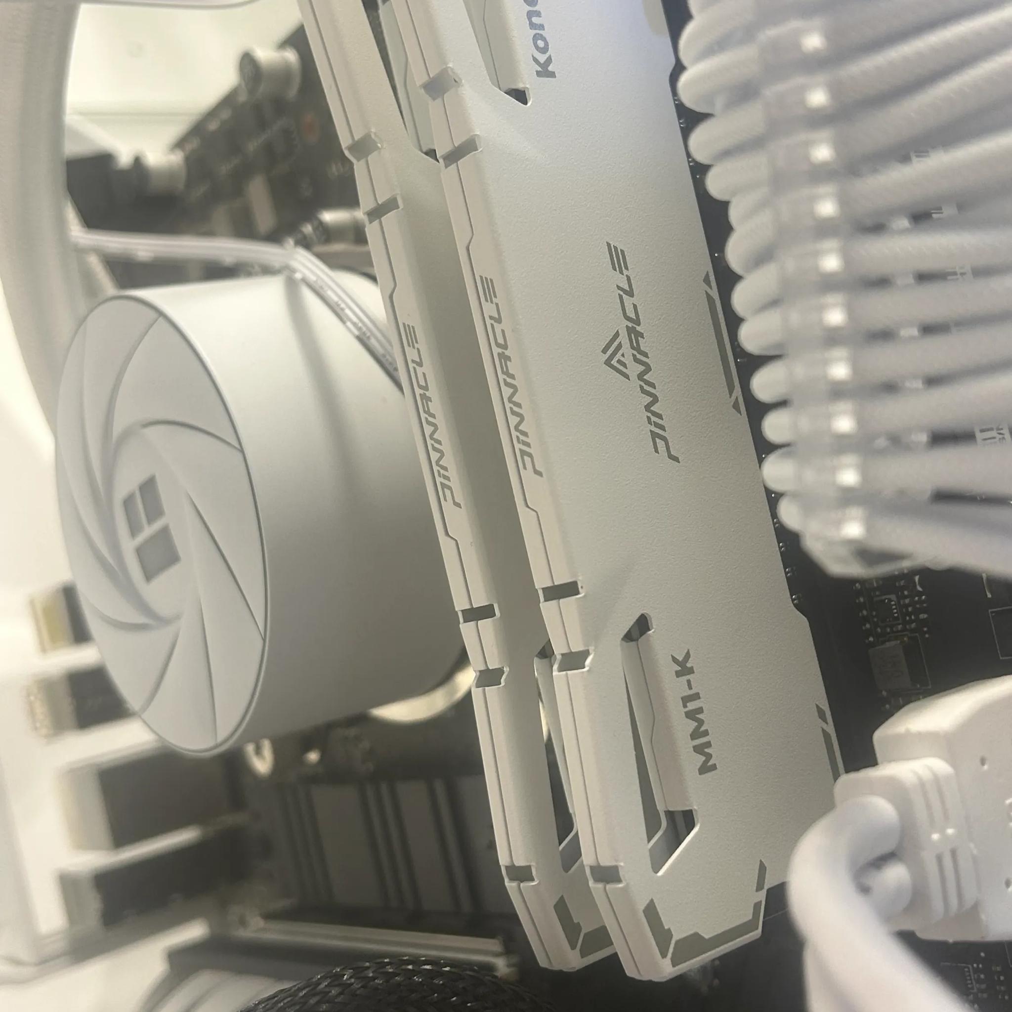 🥶🧊//Castle Peak// - Minimalist Gaming PC🥶🧊 RTX 5070, Intel Core i5 13600KF, 32GB Ram + 2TB SSD