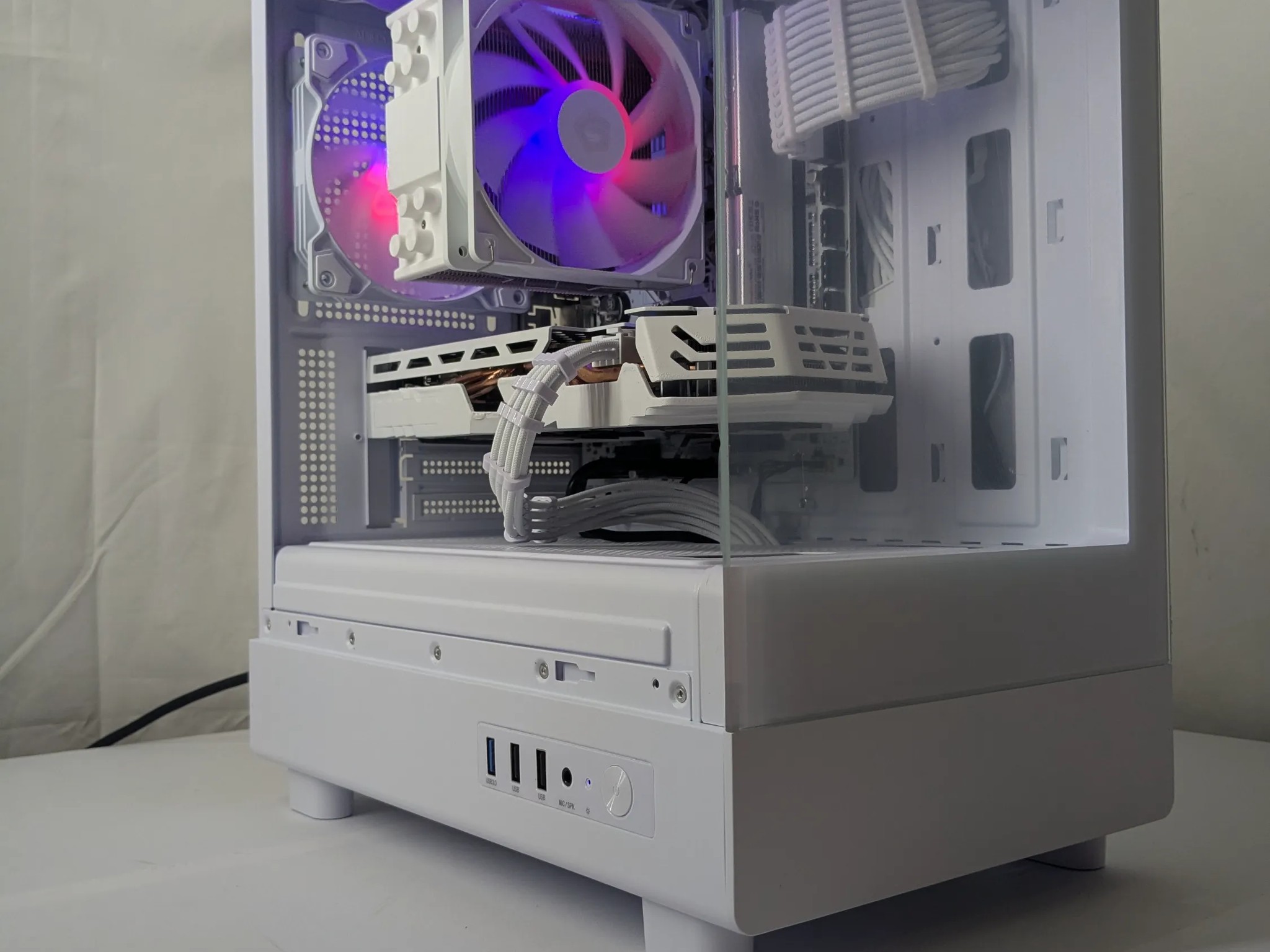 White-Themed Gaming PC – RX 580 | Ryzen 7 1700 | 16GB RAM | 500GB NVMe SSD