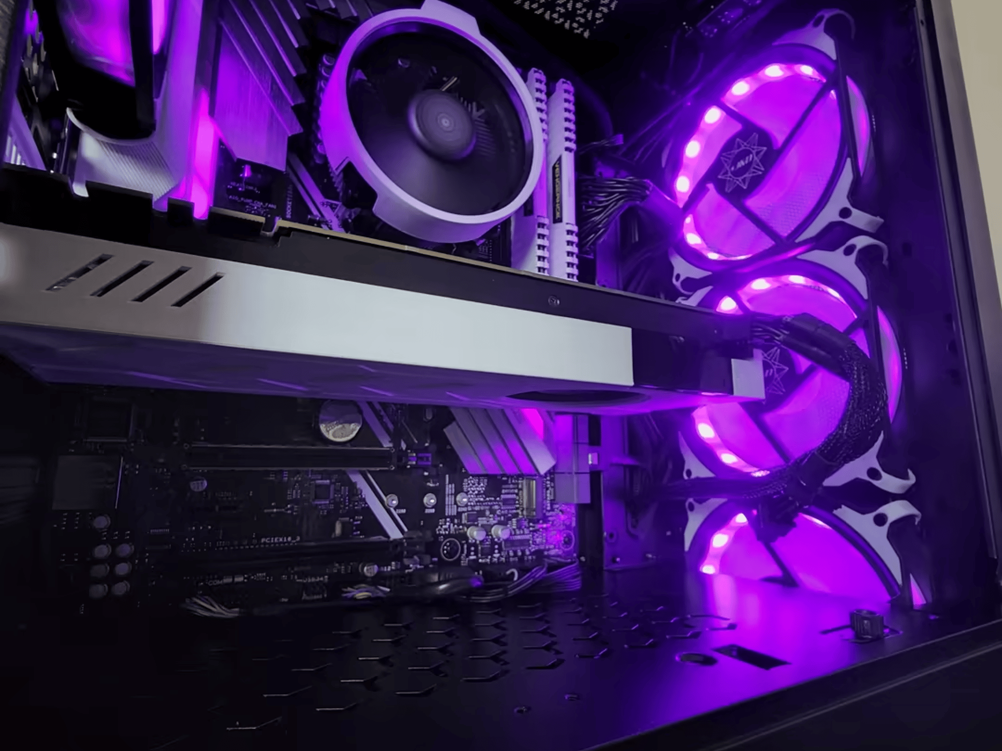 Nvidia GeForce GTX 1070 // AMD Ryzen 5 1600 // Corsair LPX 16GB 3200MHz