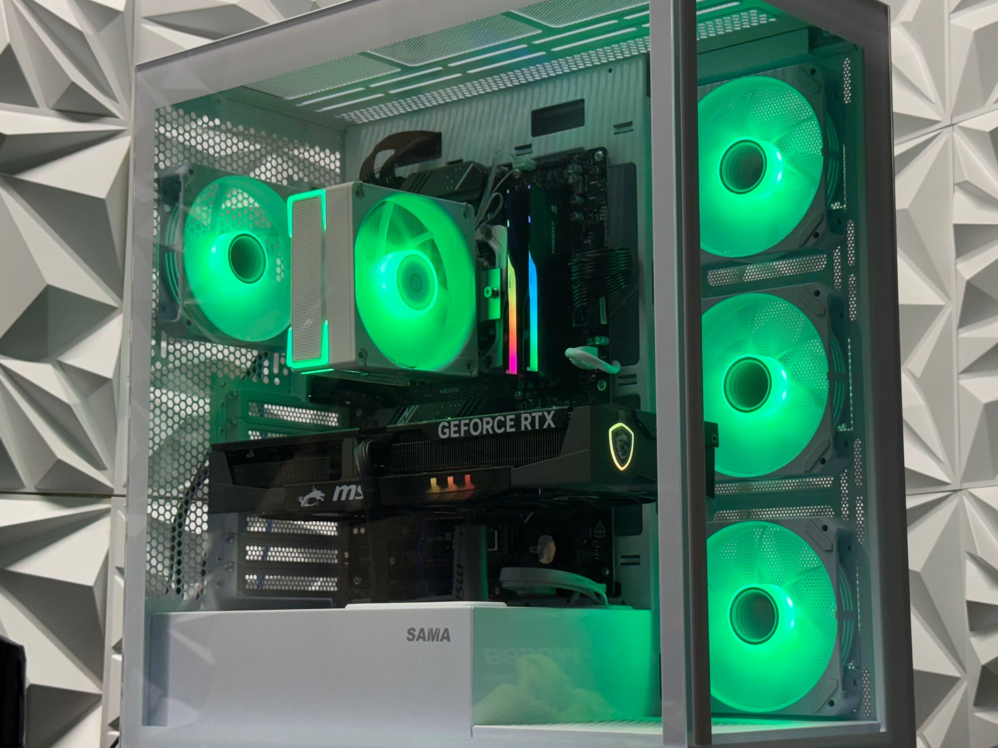 RTX 5070 / Ryzen 7 7700x / 32GB DDR5 Ram / 1TB SSD / Gaming pc / Streaming pc / Creator pc
