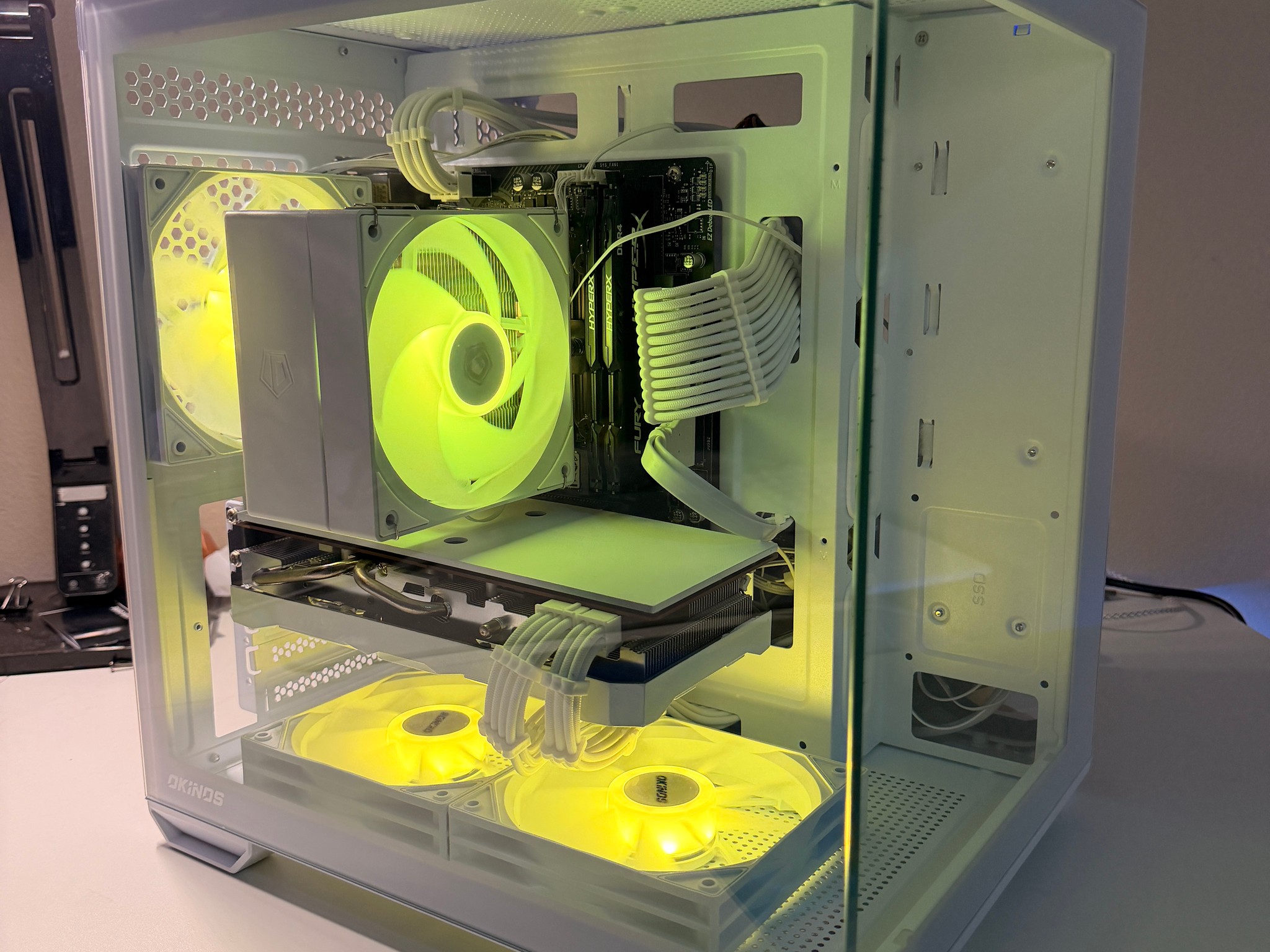 White Gaming PC | RX 5700 XT | 1.75 TB storage | 16gb ddr4 | INTEL i5-9600k