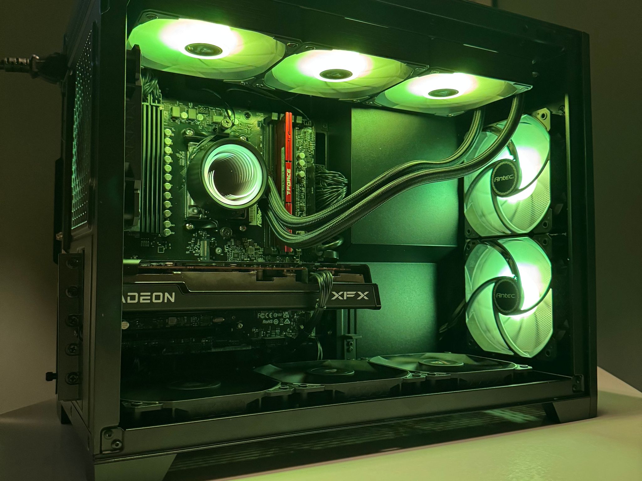 EmberStrike | Custom Gaming PC | RX 7600 - R5 8700F- 16GB Ram - 1TB SSD