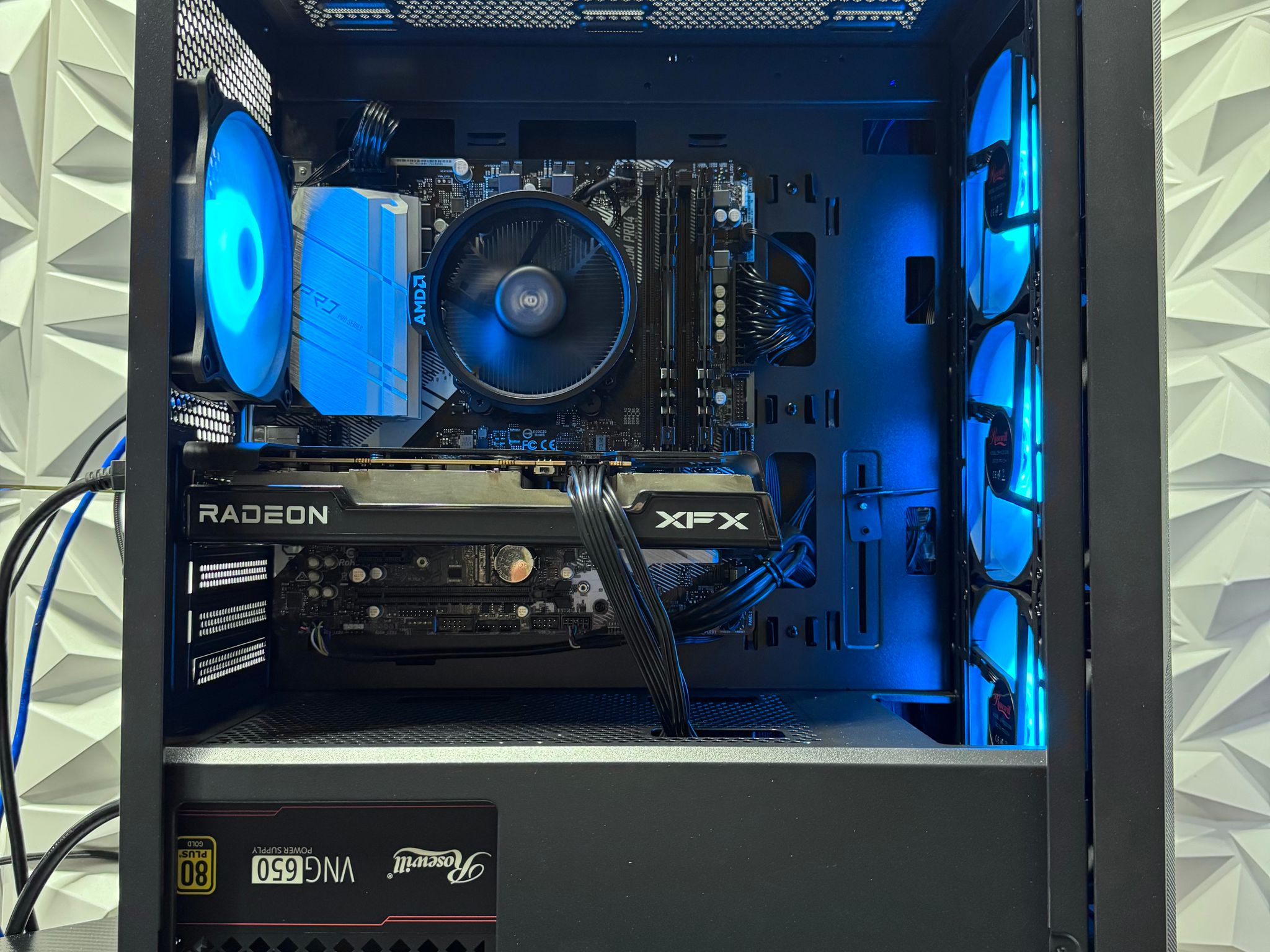 RX 6600 / Ryzen 5 5500 / 16GB DDR4 RAM / 512GB SSD / Gaming pc