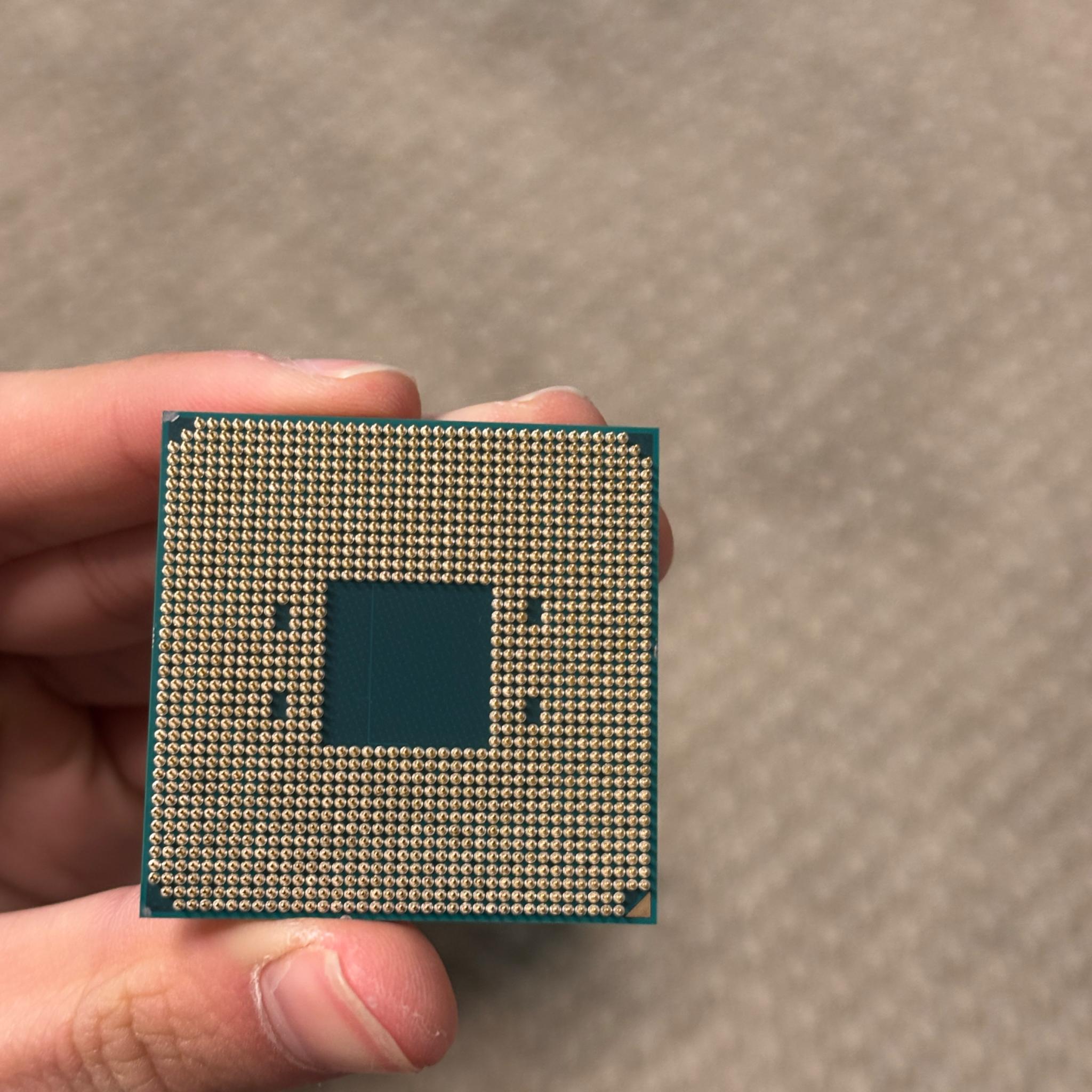 AMD RYZEN 5 5600 includes fan