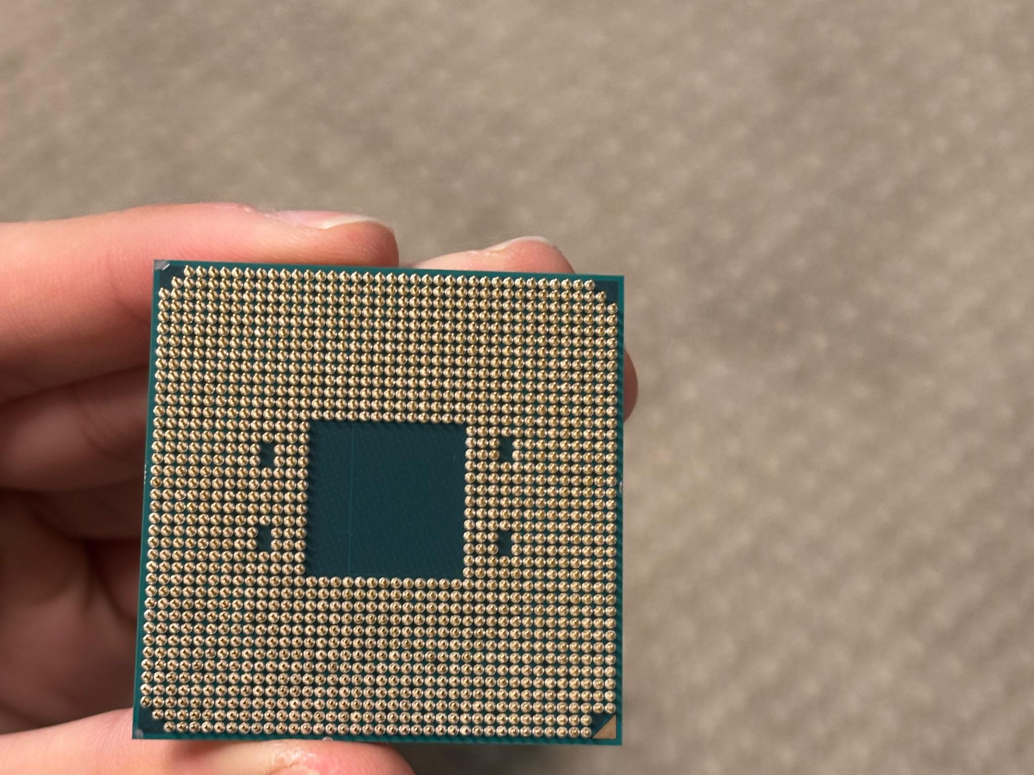 AMD RYZEN 5 5600 includes fan