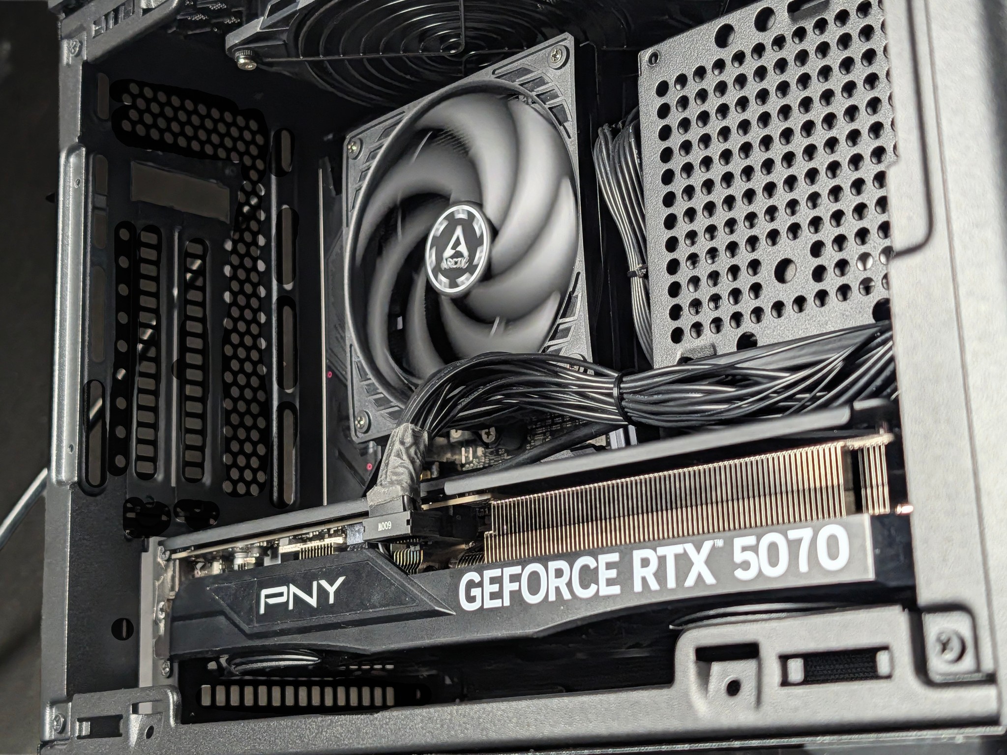 🖤Ryzen 5 7600X / RTX 5070 / 32GB DDR5 / 2TB SSD / 1100W PSU