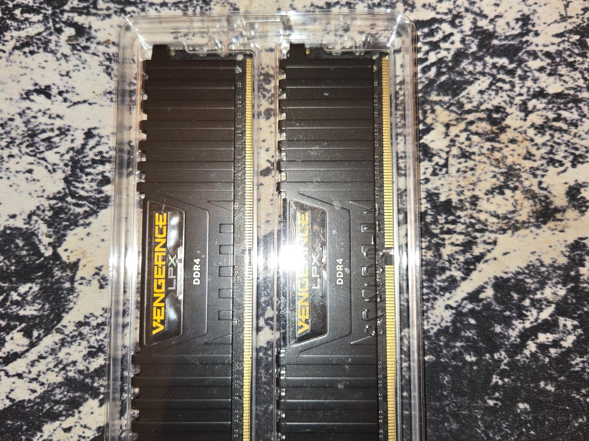CORSAIR VENGEANCE LPX DDR4 2X8 GB (16 GB) 3000 MHz