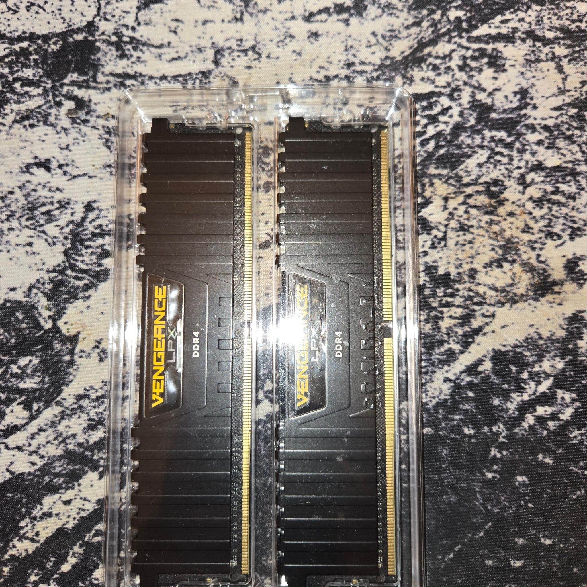 CORSAIR VENGEANCE LPX DDR4 2X8 GB (16 GB) 3000 MHz