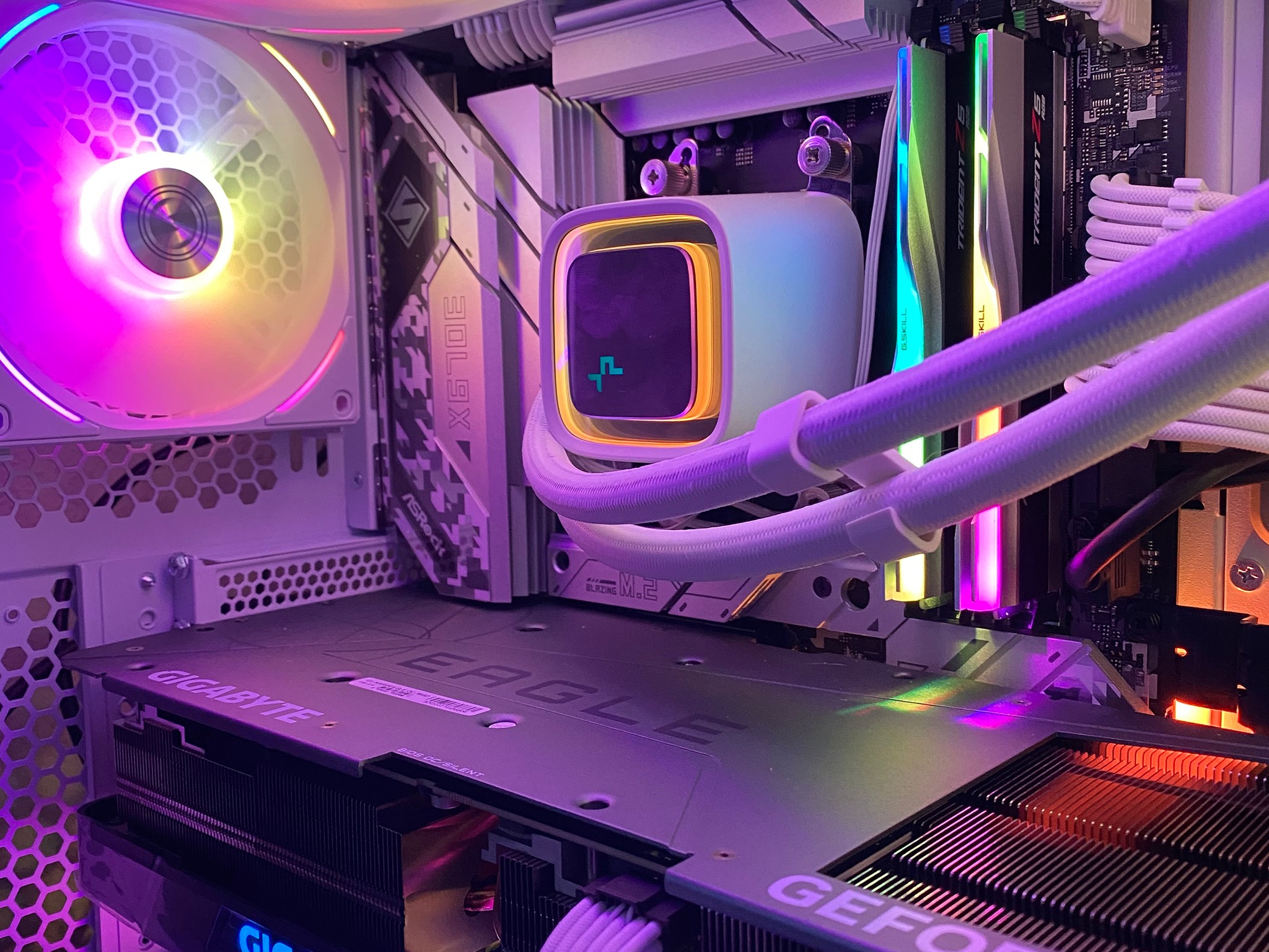 Manganese II Ryzen 7 7700X RTX 4080 32GB DDR5 6000 CL 30 2TB NVME 