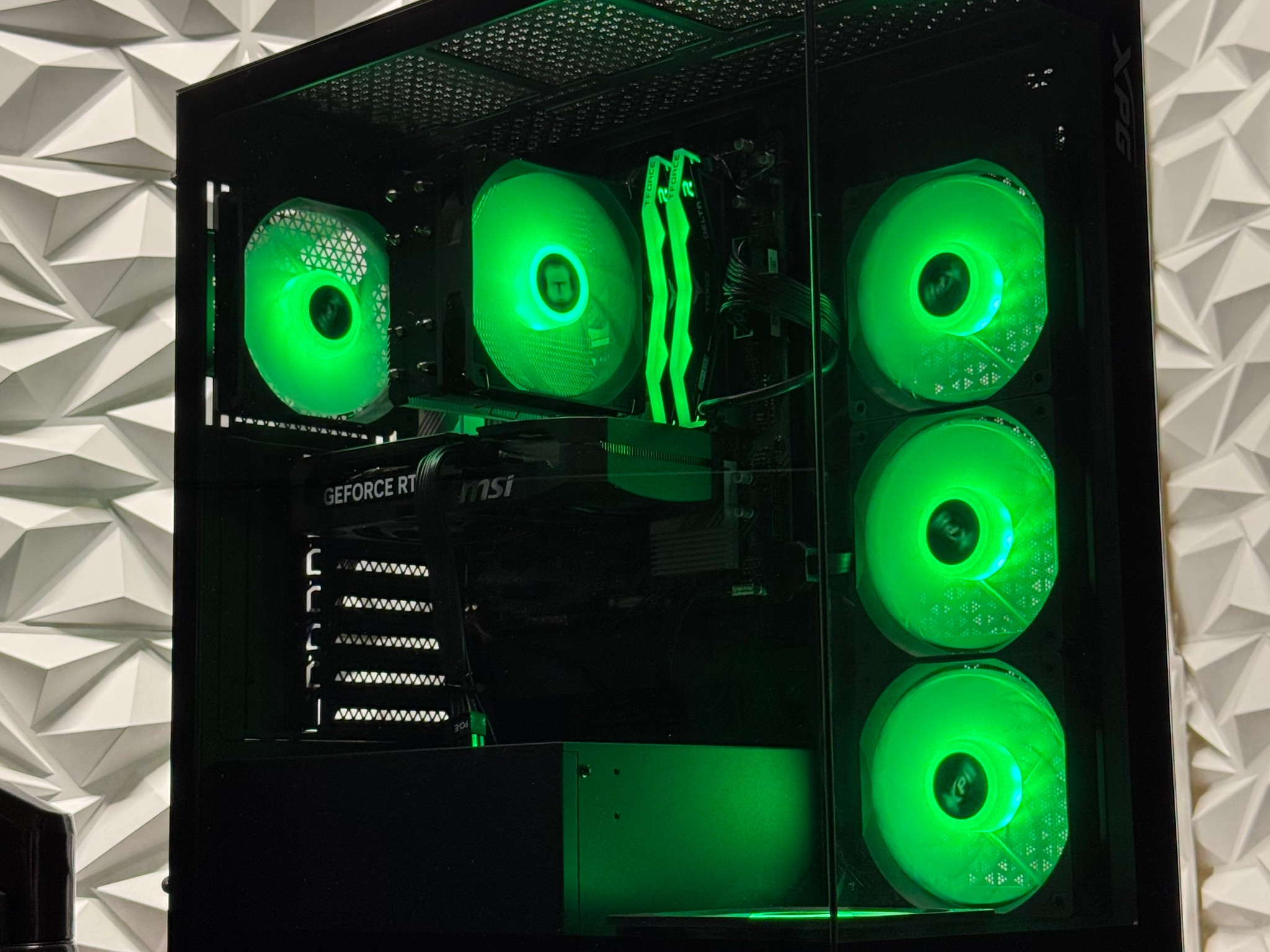 Rtx 5060 ti / Ryzen 5 7500F / 16GB 6000Mhz DDR5 / 1TB Samsung 970 / RGB