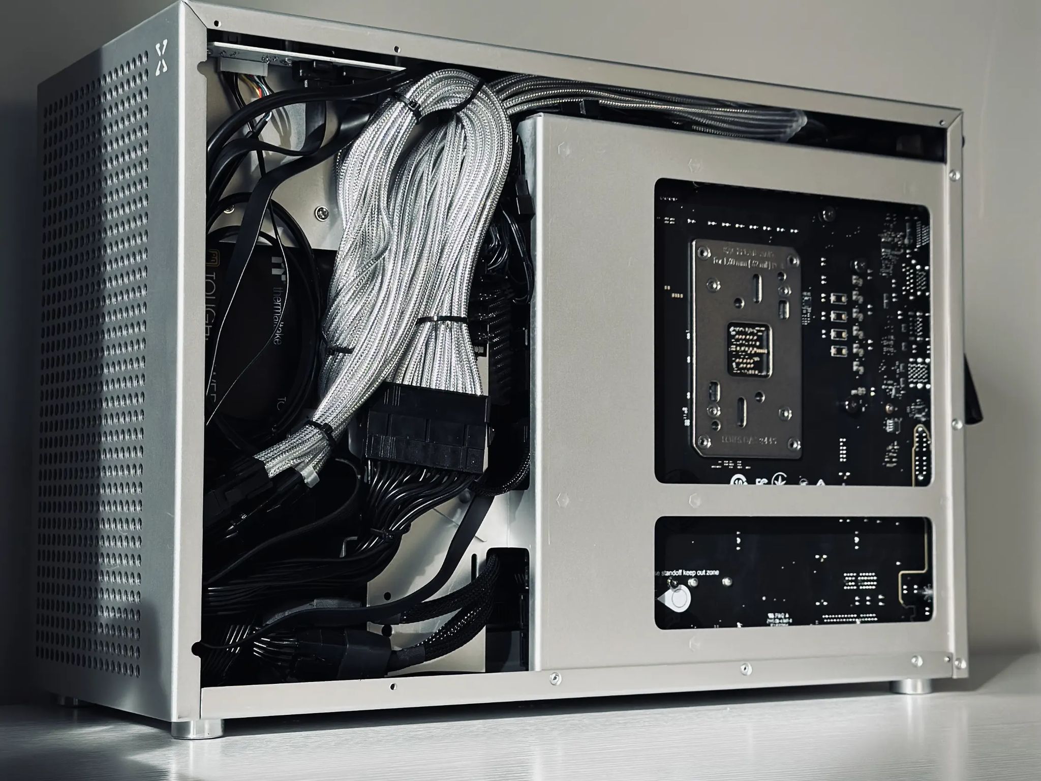 Platinum Minimal SFF PC Build (7800X3D + 9070XT)