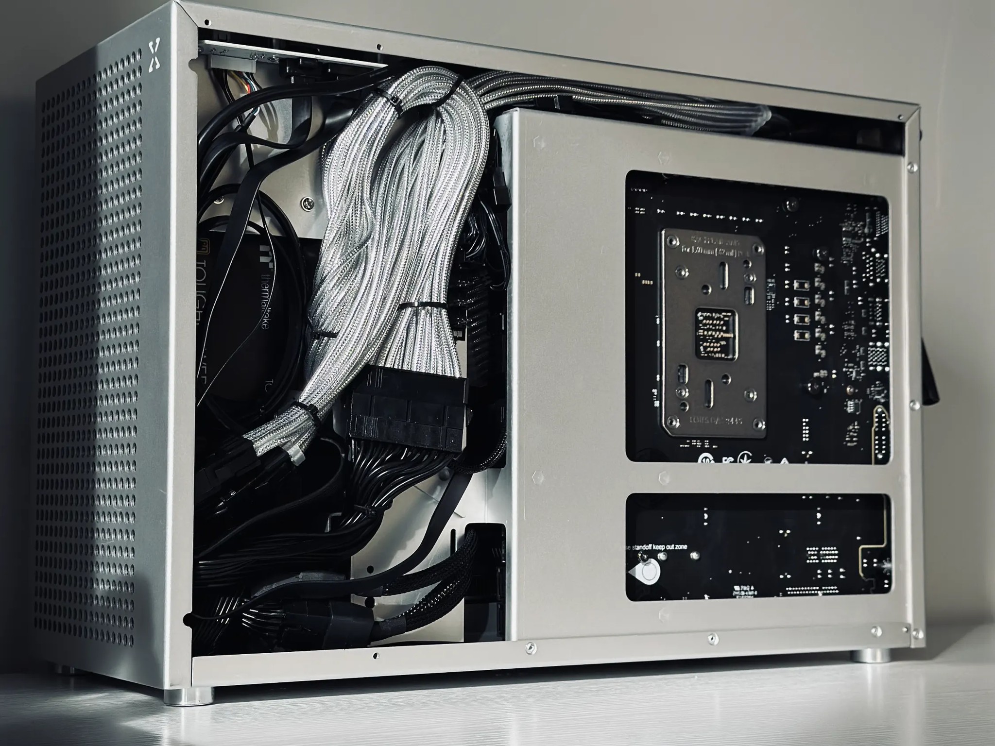 Platinum Minimal SFF PC Build (7800X3D + 9070XT)