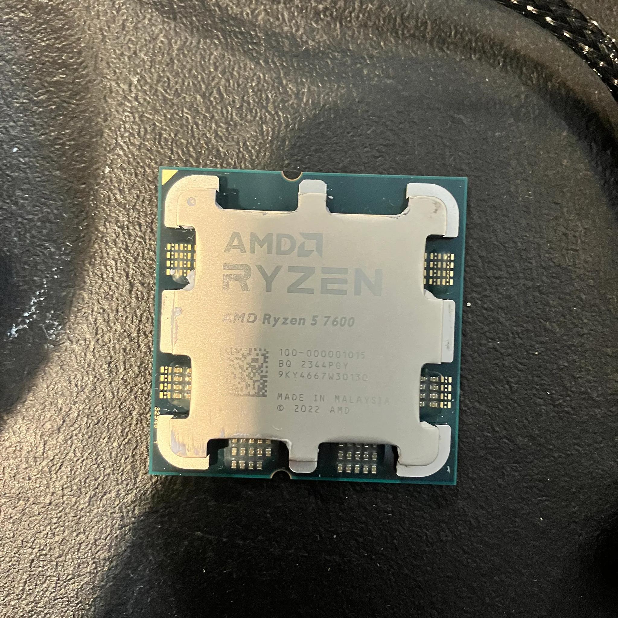AMD Ryzen 5 7600 W/Stock Wraith Prism Cooler 6 Core 12 Thread 5GZ Used: Like New