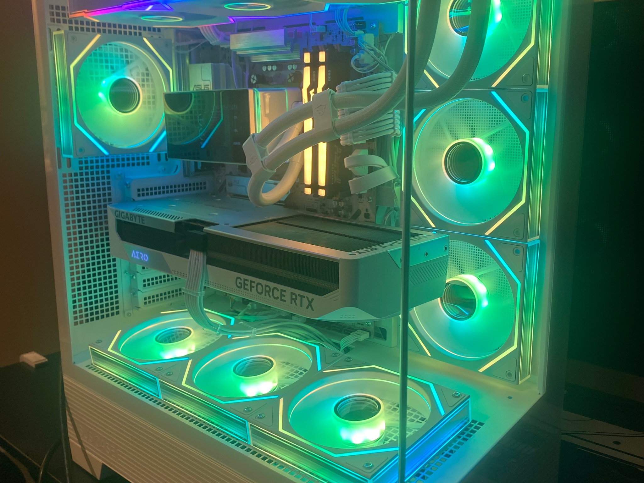 ALL-WHITE GAMING PC | RYZEN 7 9700X | RTX 4070 Ti AERO | 32GB DDR5 | 1TB