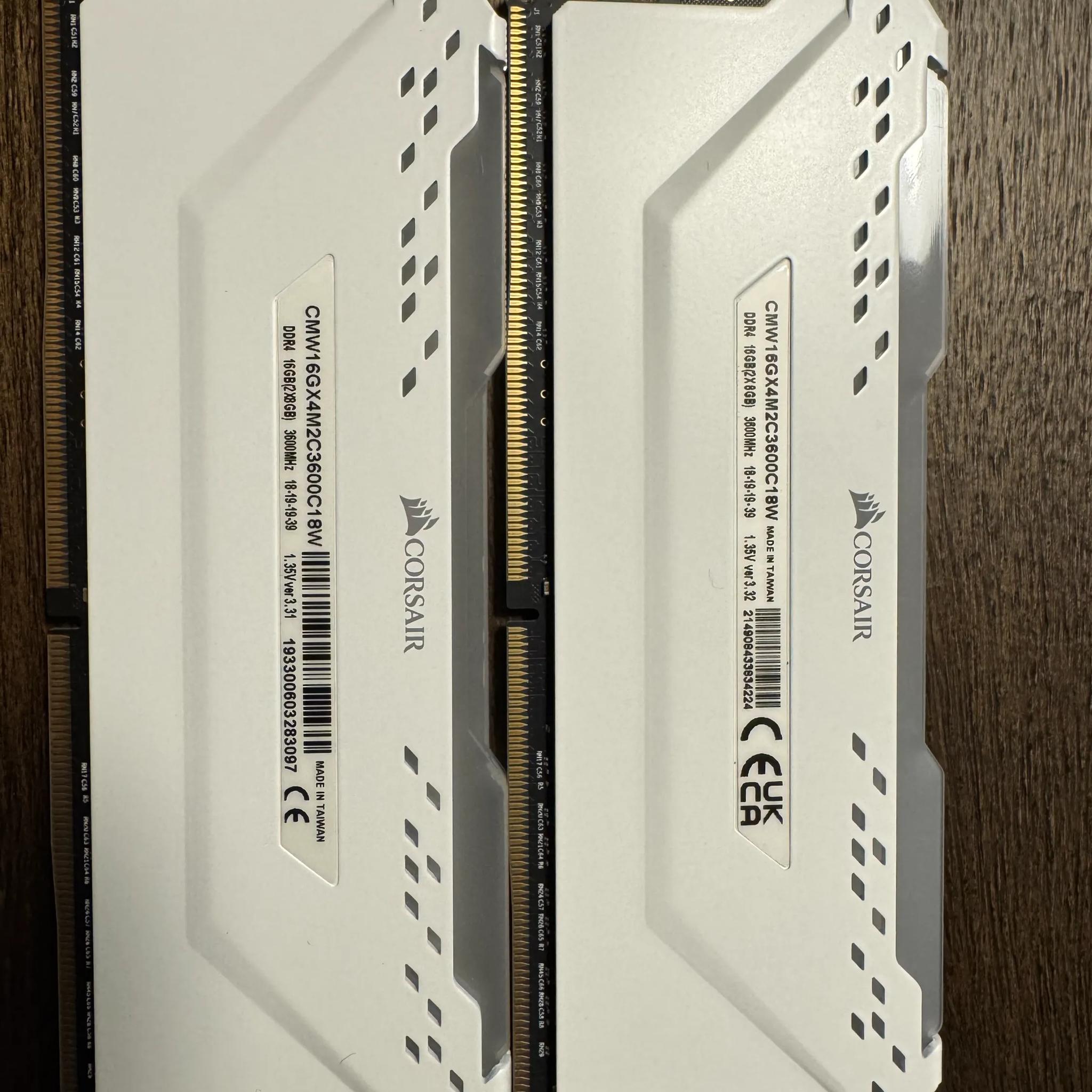 CORSAIR VENGEANCE RGB PRO 32GB (4x8GB) DDR4 3600MHz C18 LED Desktop Memory - White