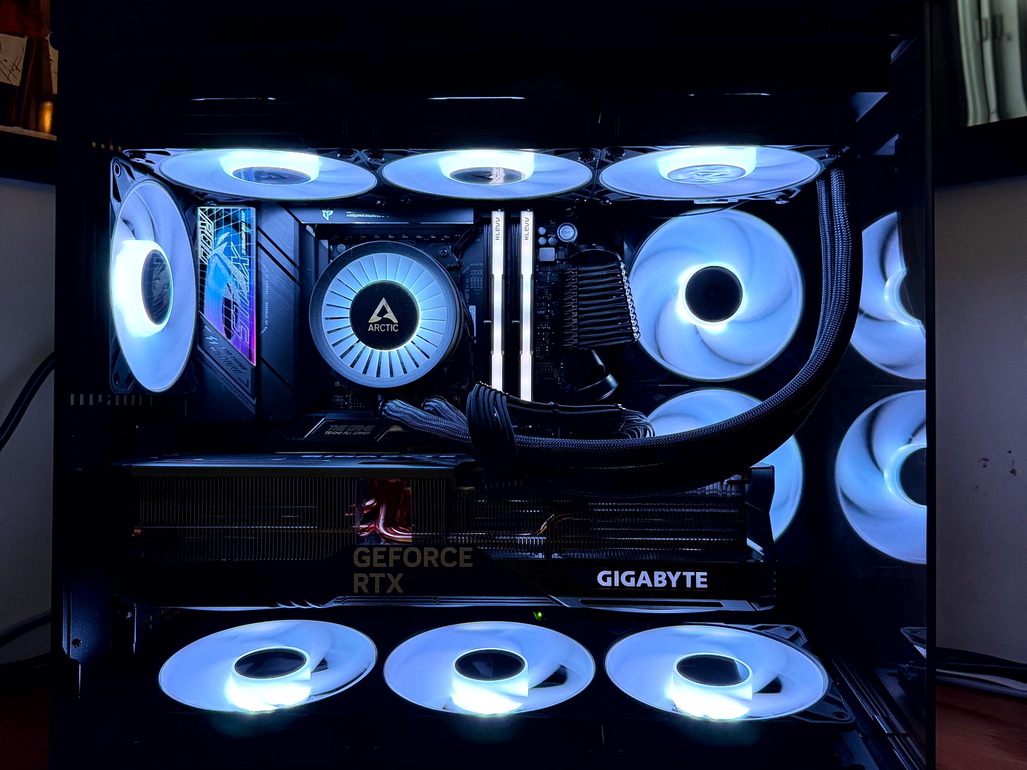 Tveir Hrafnar - RTX 4080 Super OC | Ryzen 9 7900x3d | 32G RAM @6400MT/sec | 4TB Storage | 1000W PSU