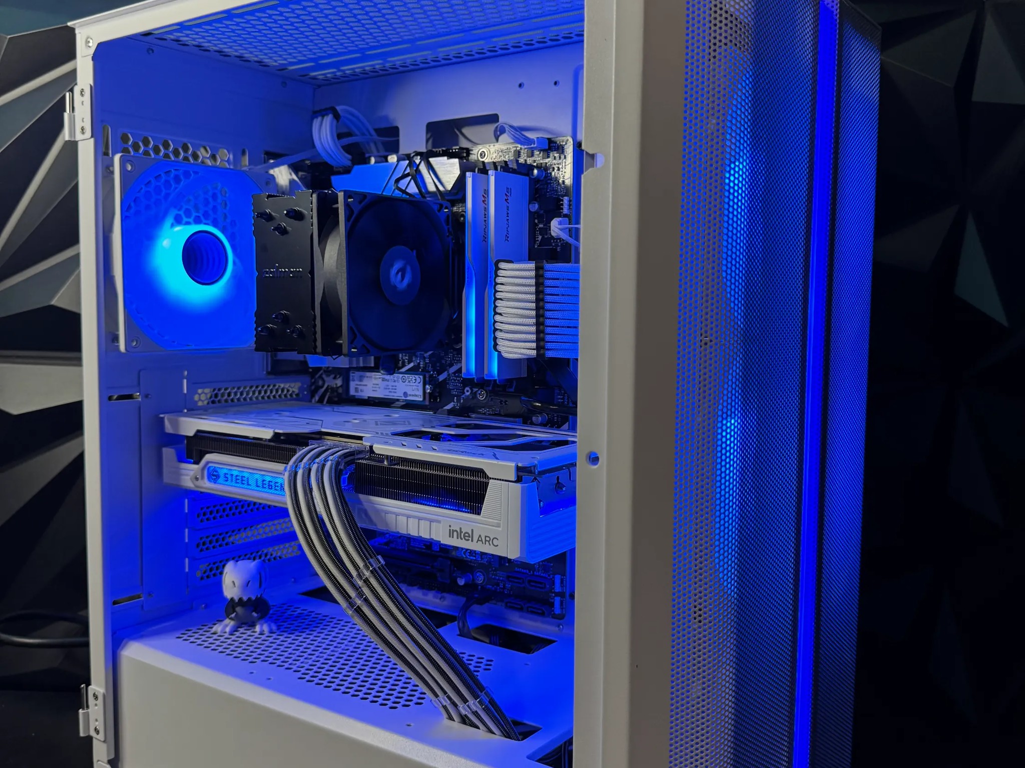 ⬜🔥🦖White Dino ⬜🔥🦖I5 14400F| ARC B580| 1.5 TB NVMe| 32 GB DDR5 6400MHz