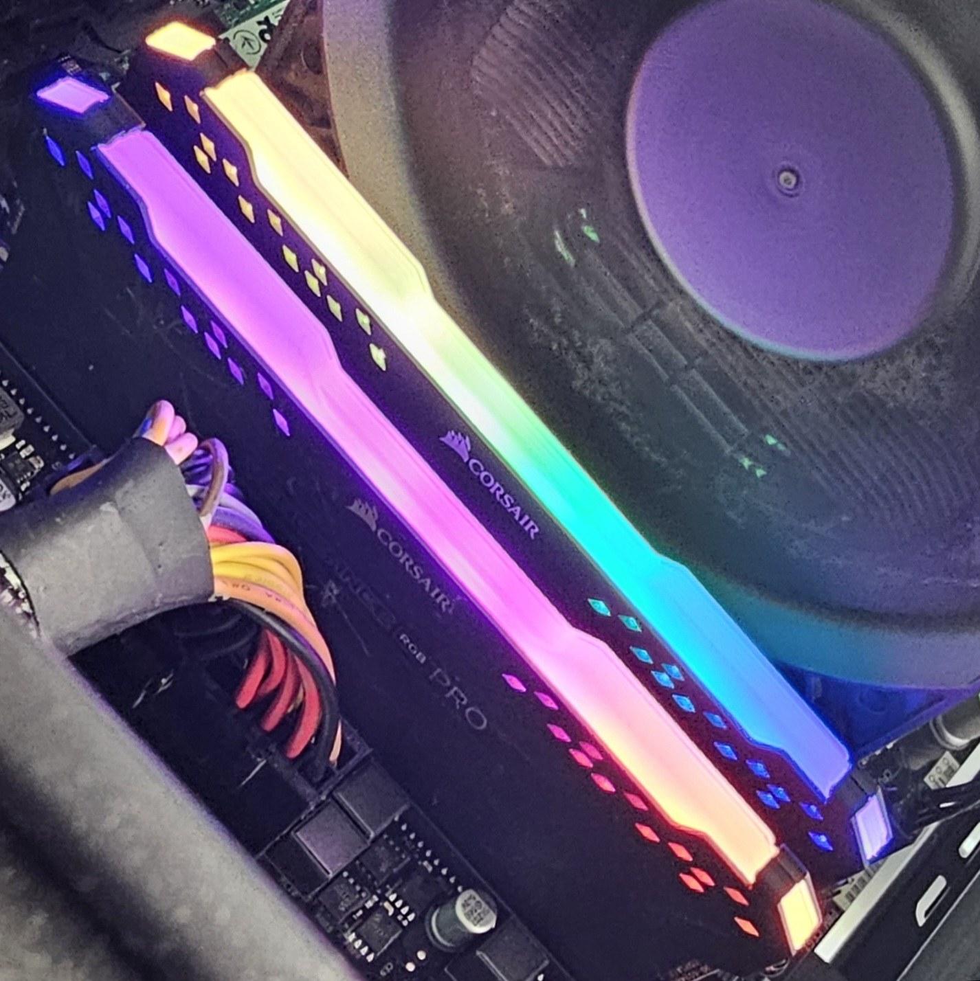 32GB DDR4 (2x16GB) CL18 3600MT/s Corsair Vengeance RGB PRO