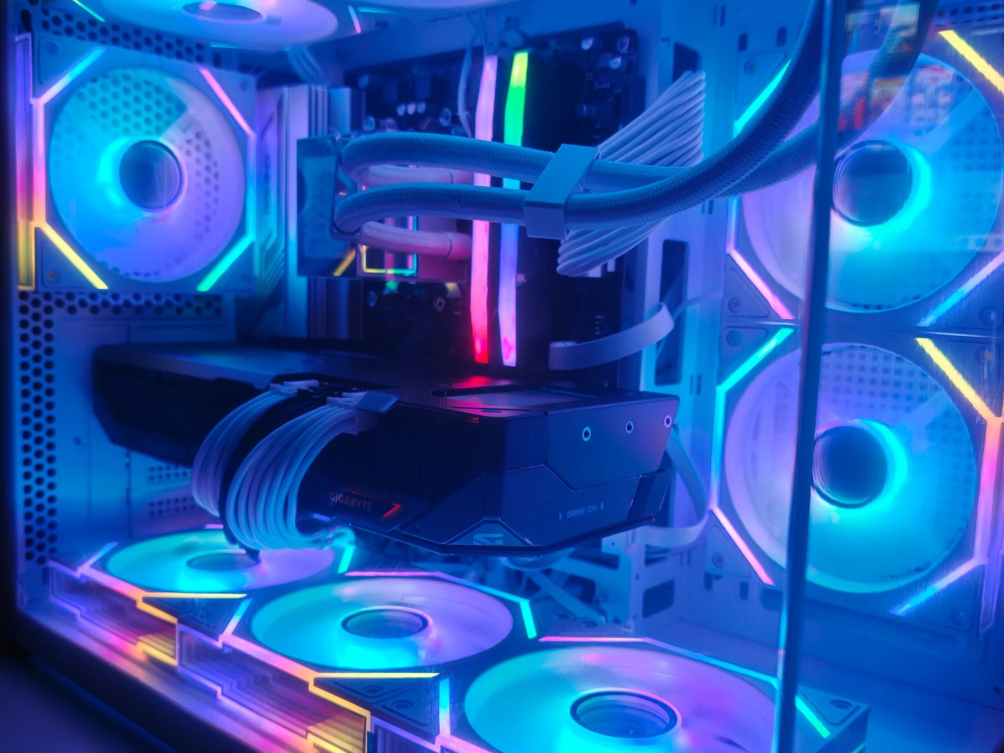White 4K Gaming/Productivity Custom PC Radeon RX 9070 XT - Ryzen 9 7900X, 32GB RAM Scrren+Mirror Fan