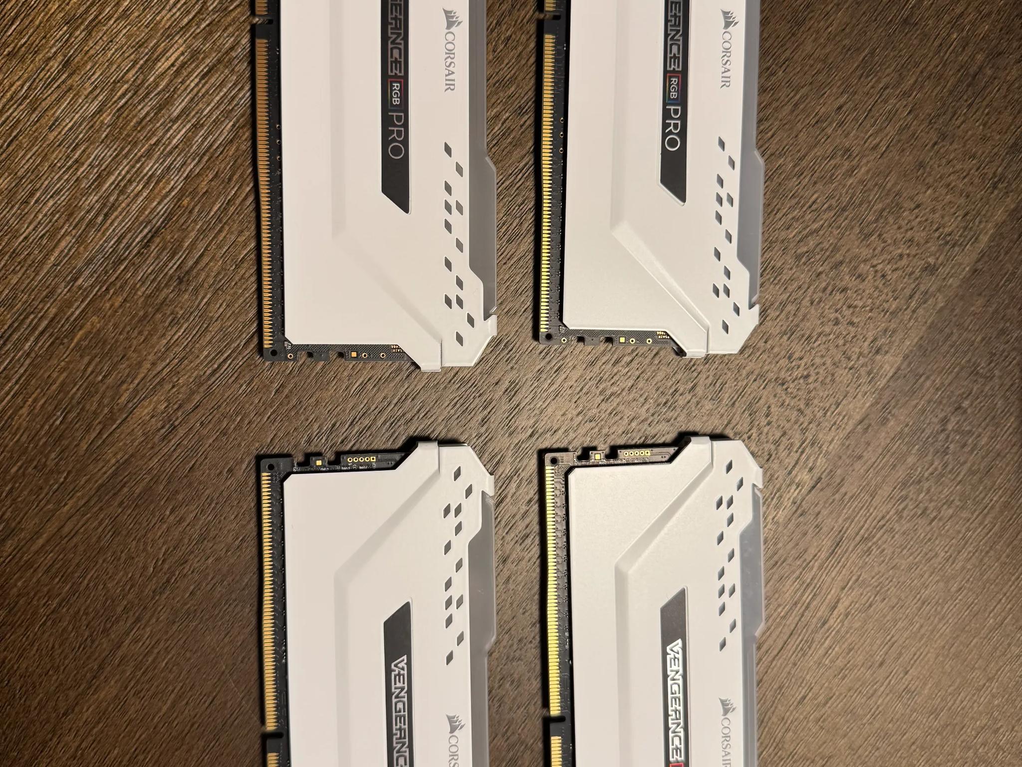 CORSAIR VENGEANCE RGB PRO 32GB (4x8GB) DDR4 3600MHz C18 LED Desktop Memory - White