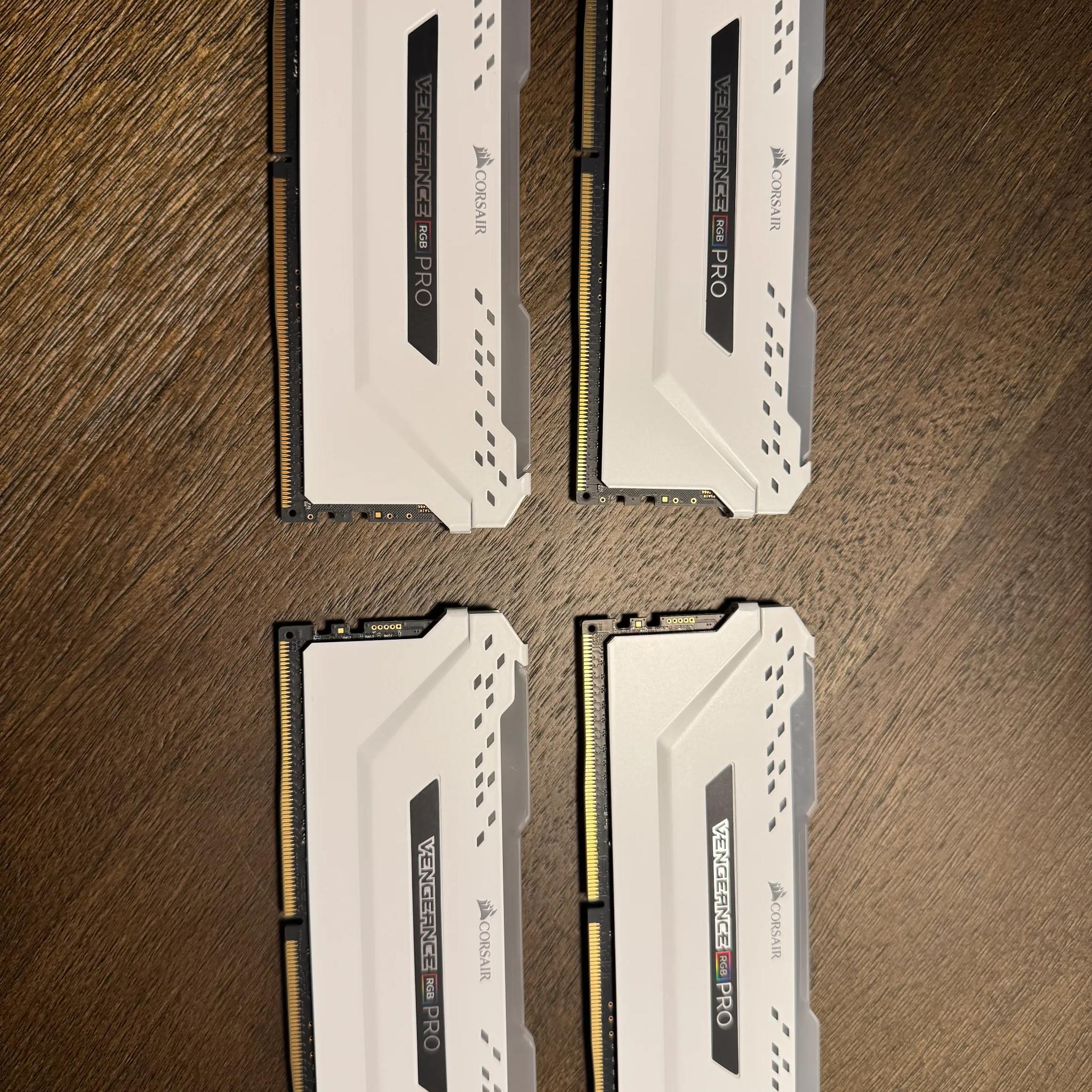 CORSAIR VENGEANCE RGB PRO 32GB (4x8GB) DDR4 3600MHz C18 LED Desktop Memory - White