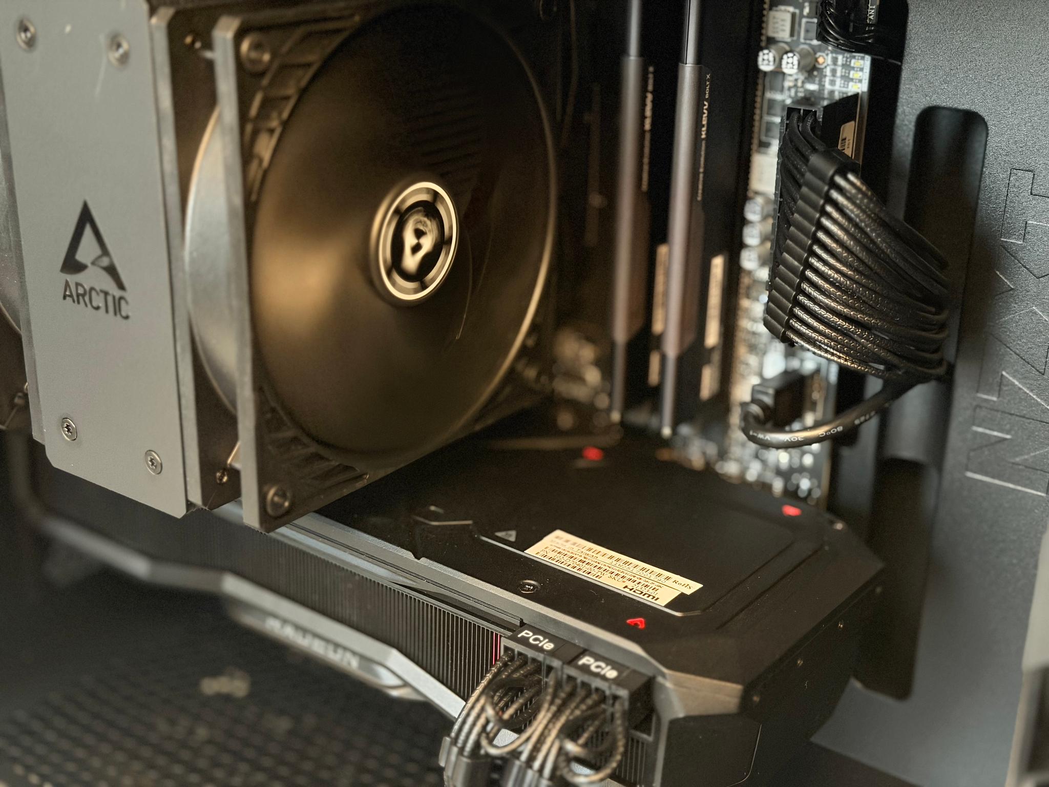 Stealth Core - RX 7900 XT | Ryzen 5700X | 32GB DDR4