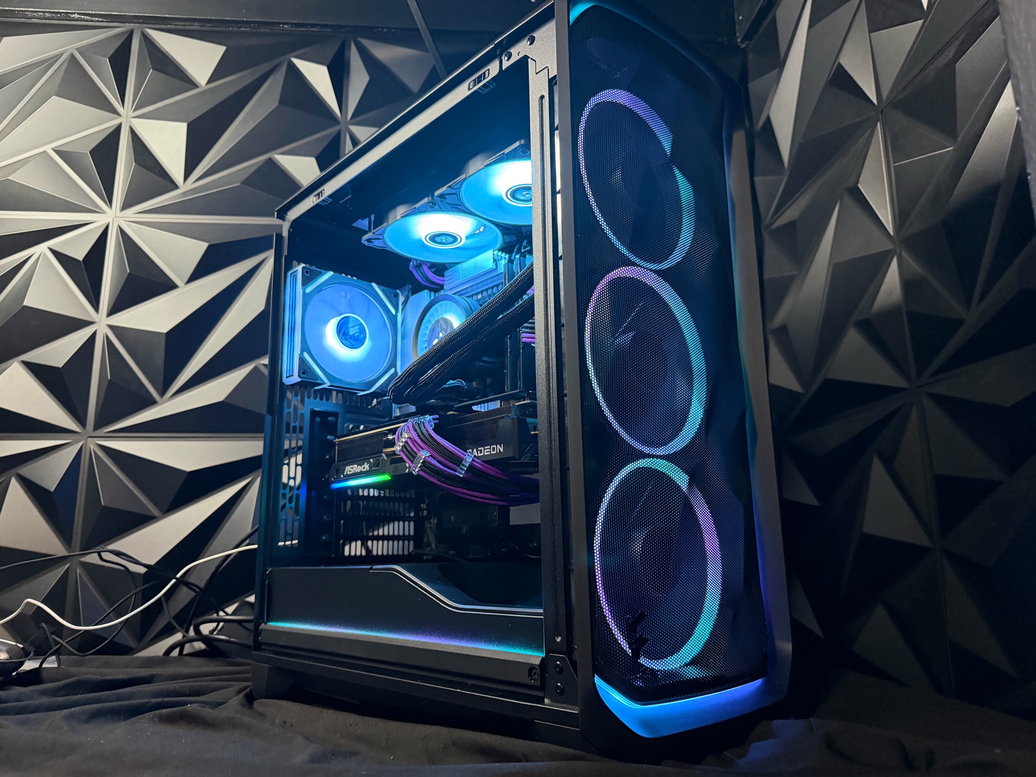💜🌆 VIOLET CITY 🌆💜Ryzen 5 9600X| RX 9070XT| 32 GB DDR5|2 TB NVMe| 850W PSU