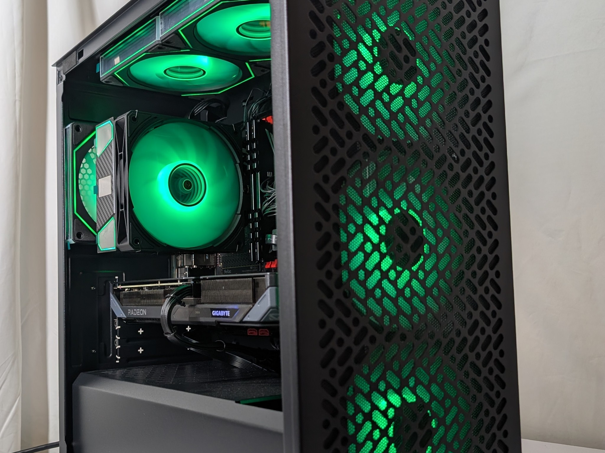 RX 9060XT | RYZEN 5 3600 | 16GB DDR4 | 1TB NVME | 650W