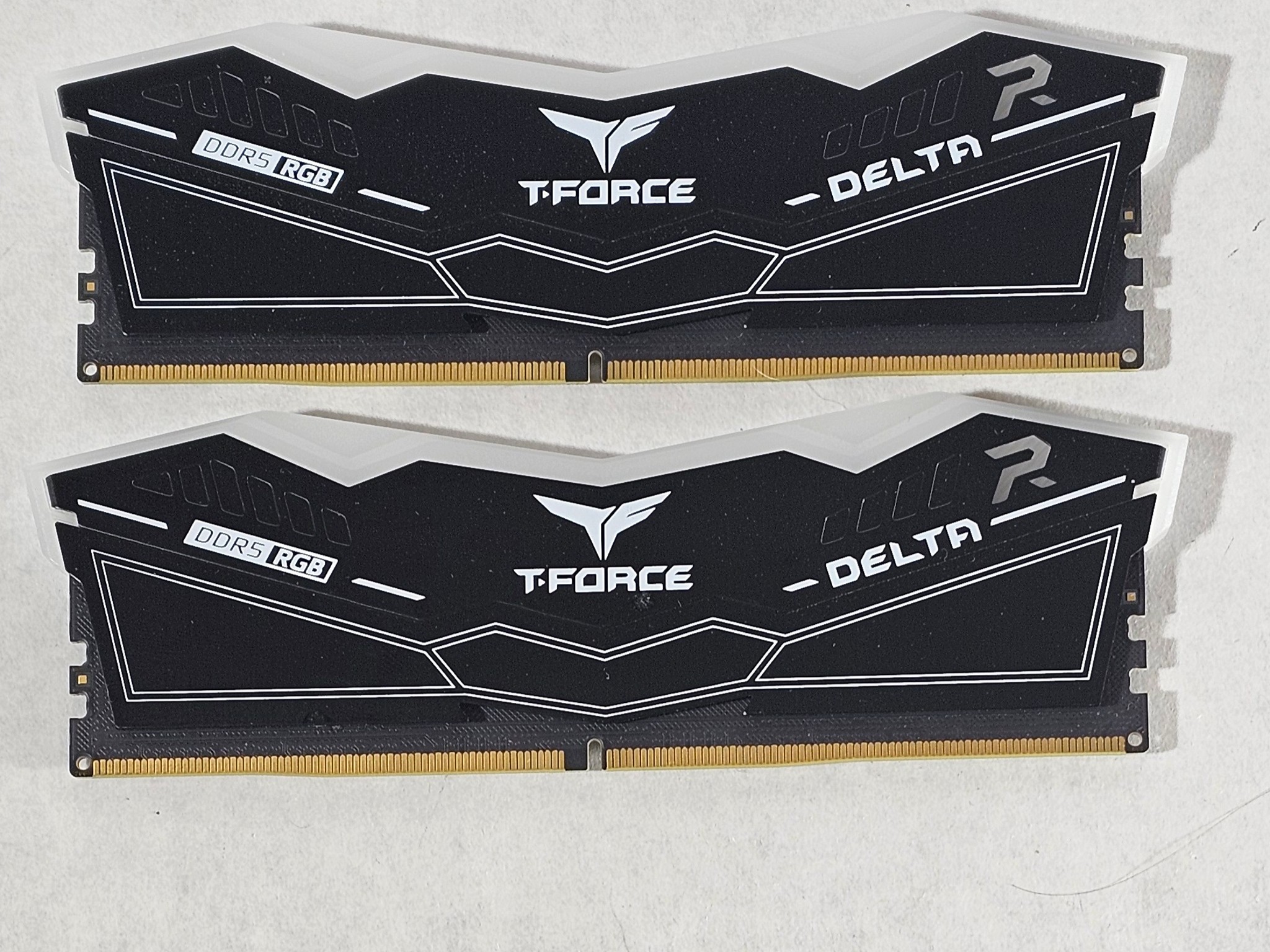 32GB DDR5 (2x16GB) CL38 6400MT/s TeamGroup T-Force Delta RGB
