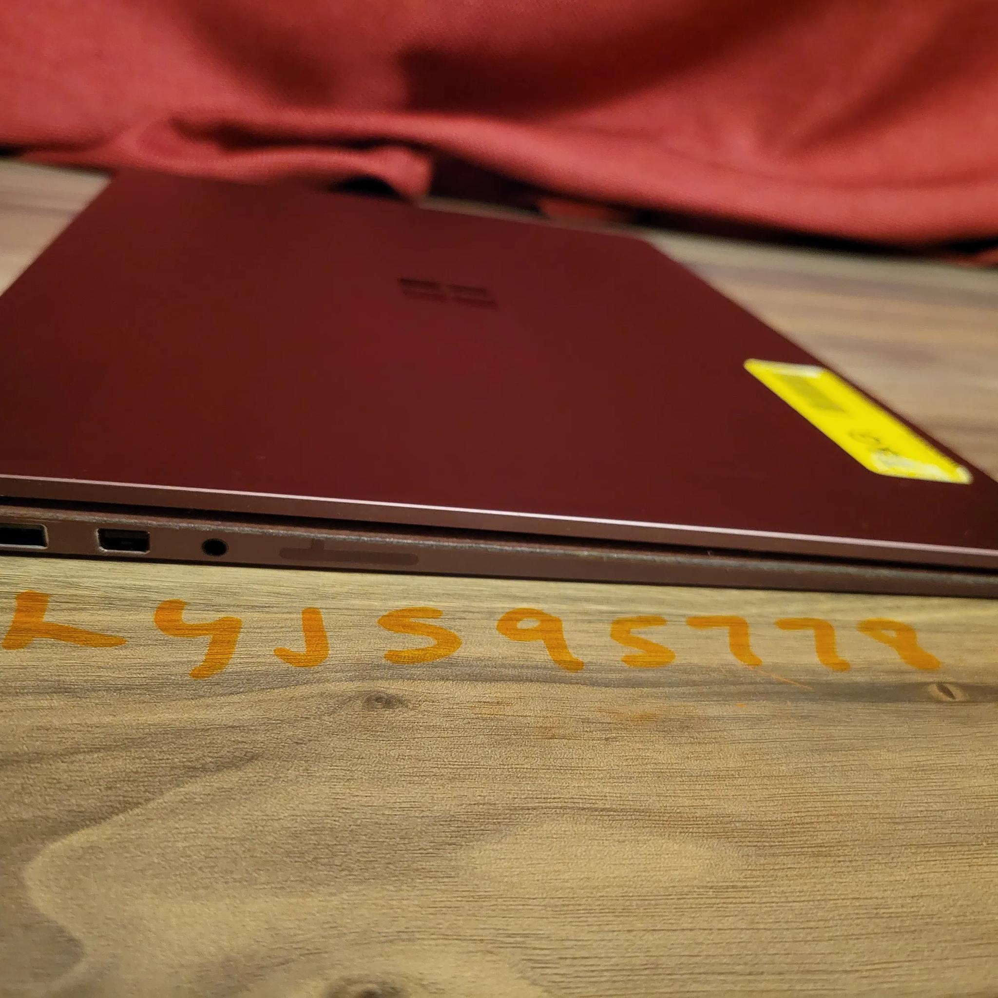 Microsoft Surface Laptop 2 - intel i7 - 256gb ssd - 13.5" 2k Touch Screen