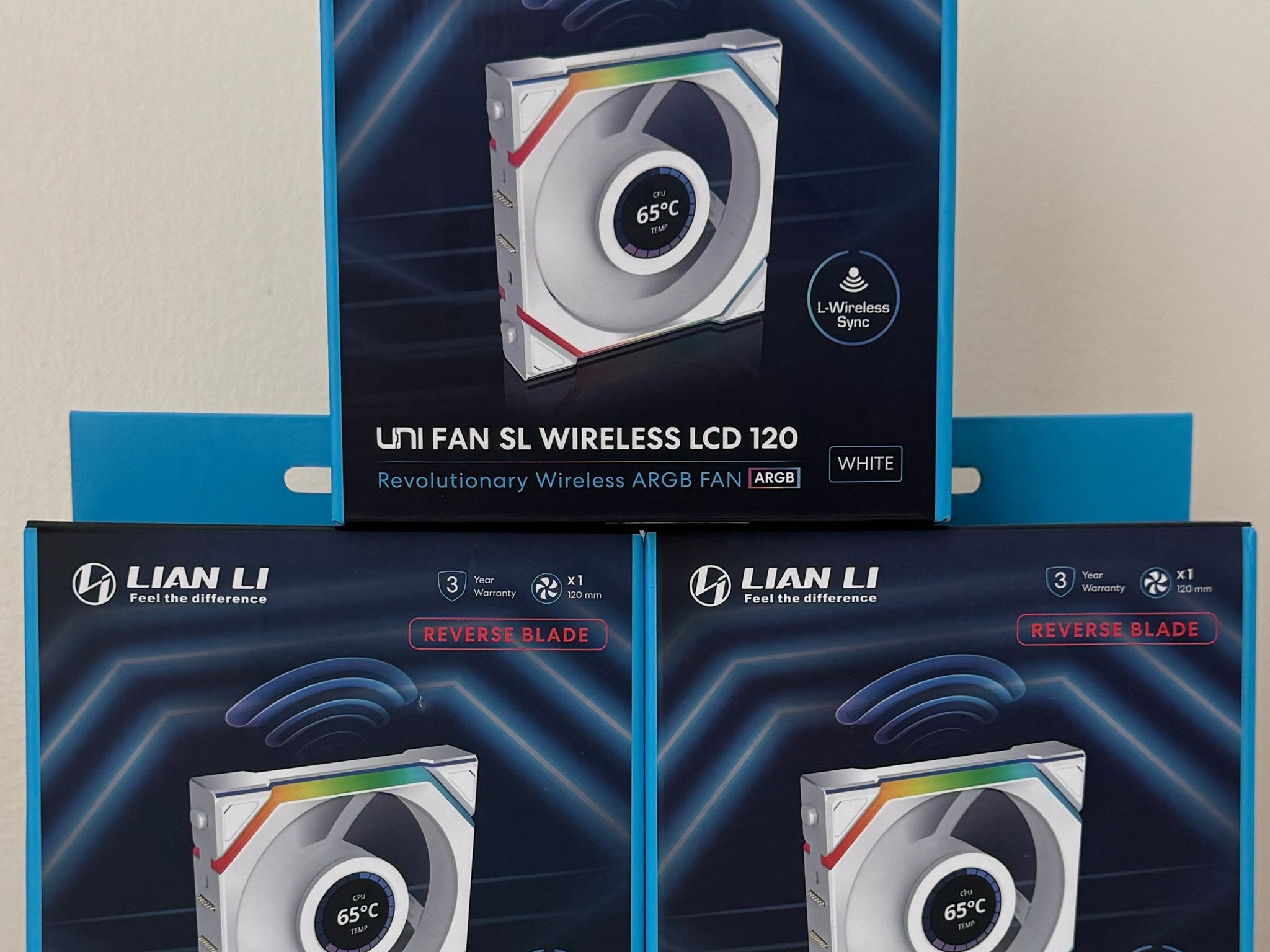 3x Lian Li UNI Fan SL LCD Wireless 120mm ARGB Fan 1.6" LCD White (2xReverse Blade + 1xRegular Blade)