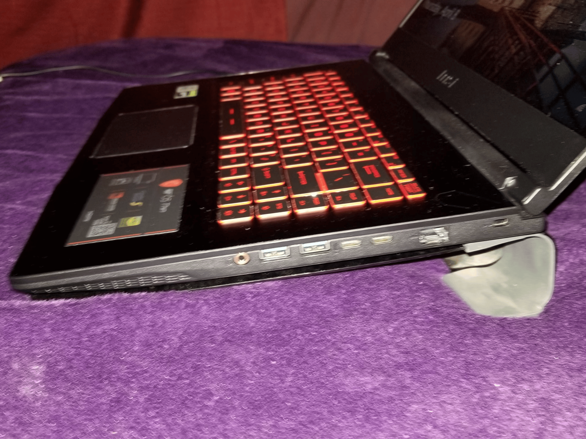 Intel i7 10750h Gtx 1660 TI 8 gb ddr4 it's in good condition  works 100 present 