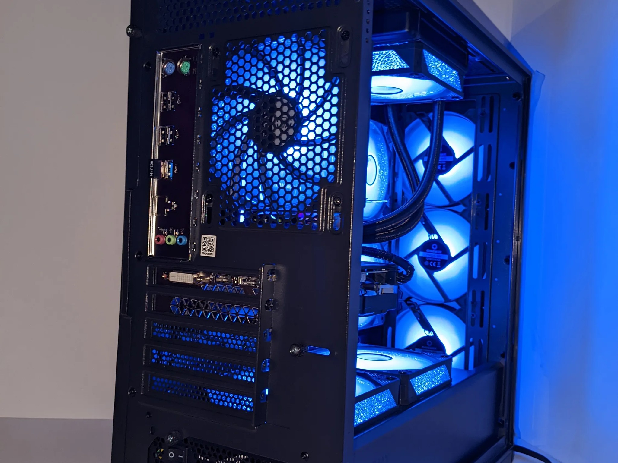 ヒドゥンドラゴン| RTX2060 Super| Intel@8-cores & 16-threads| 16GB DDR4| 1TB SSD| Windows 11 Pro