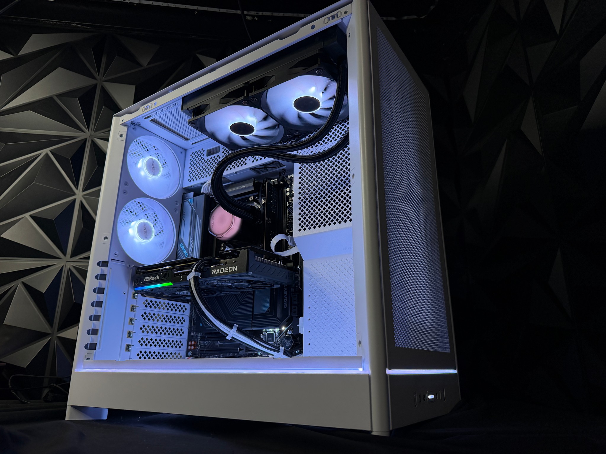 White Ocean – Ryzen 7 7700X / RX 9060XT  Gaming PC