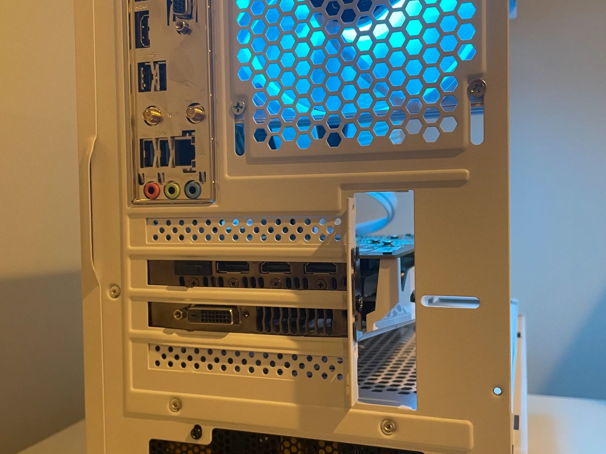 White Custom Gaming PC, Ryzen 5 5500, GTX 1060 6GB, 1TB Nvme, 16 GB RAM