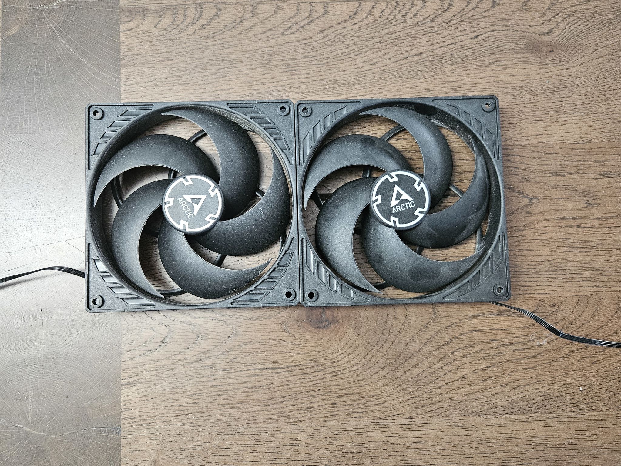 2x Atctic 140mm black fans