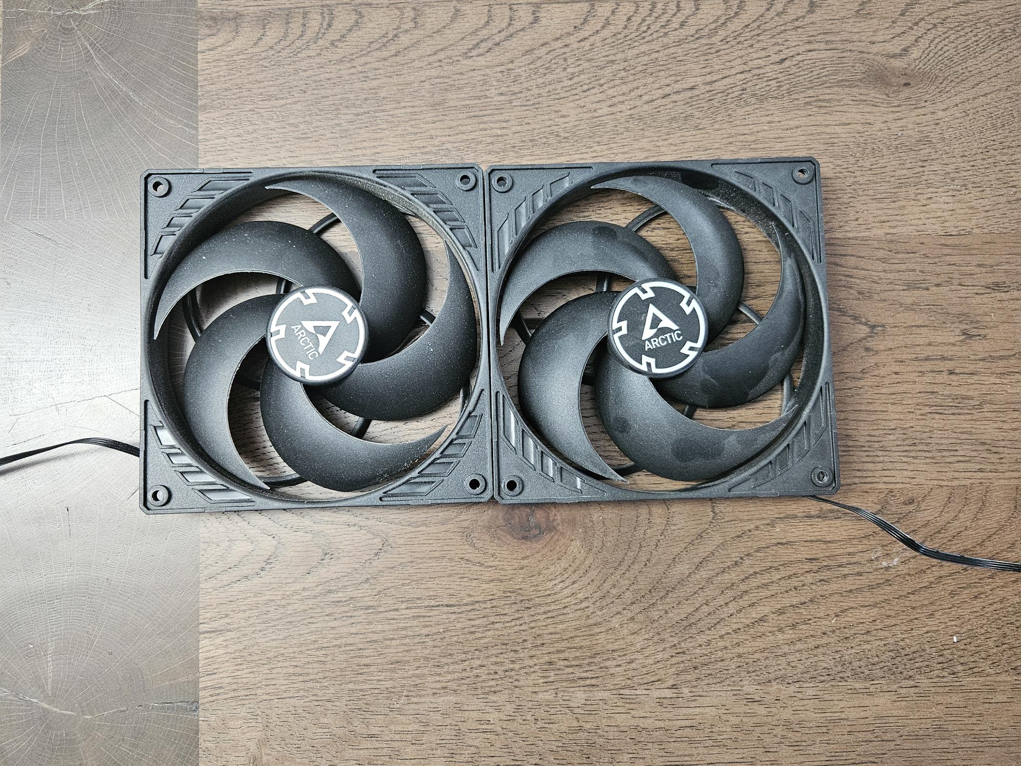 2x Atctic 140mm black fans