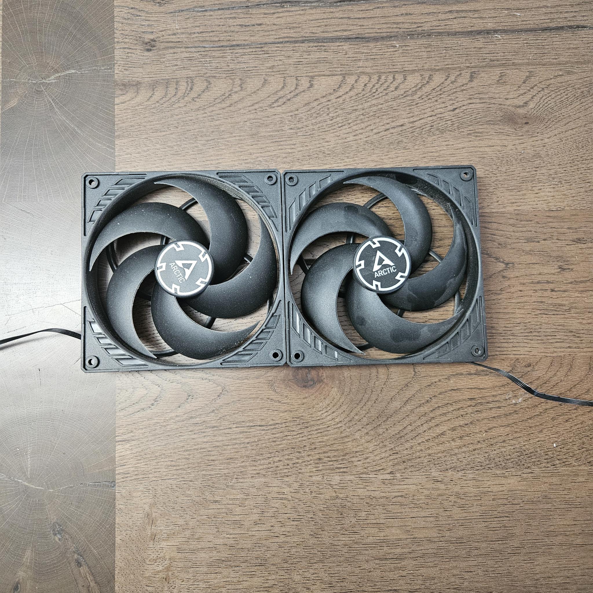 2x Atctic 140mm black fans