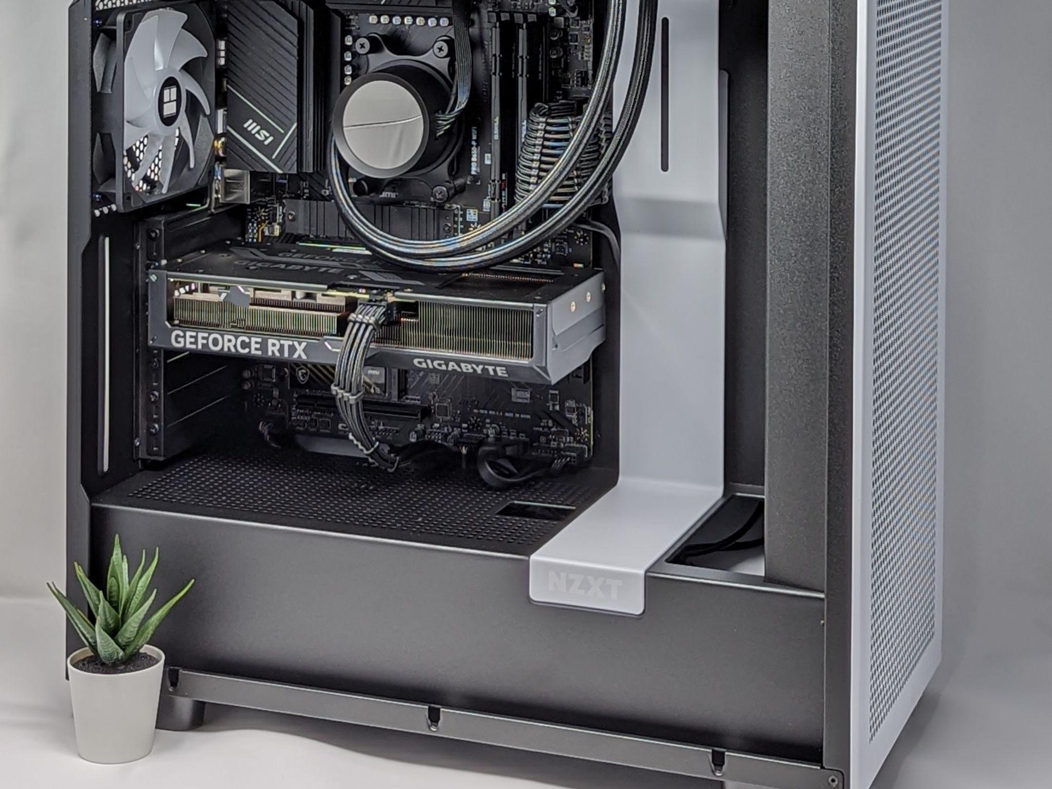RyzenFlow | Nvidia RTX 4070 | Ryzen 7 7700X | 32gb RAM | Samsung 990 Pro 1TB Gen 4 NVMe SSD