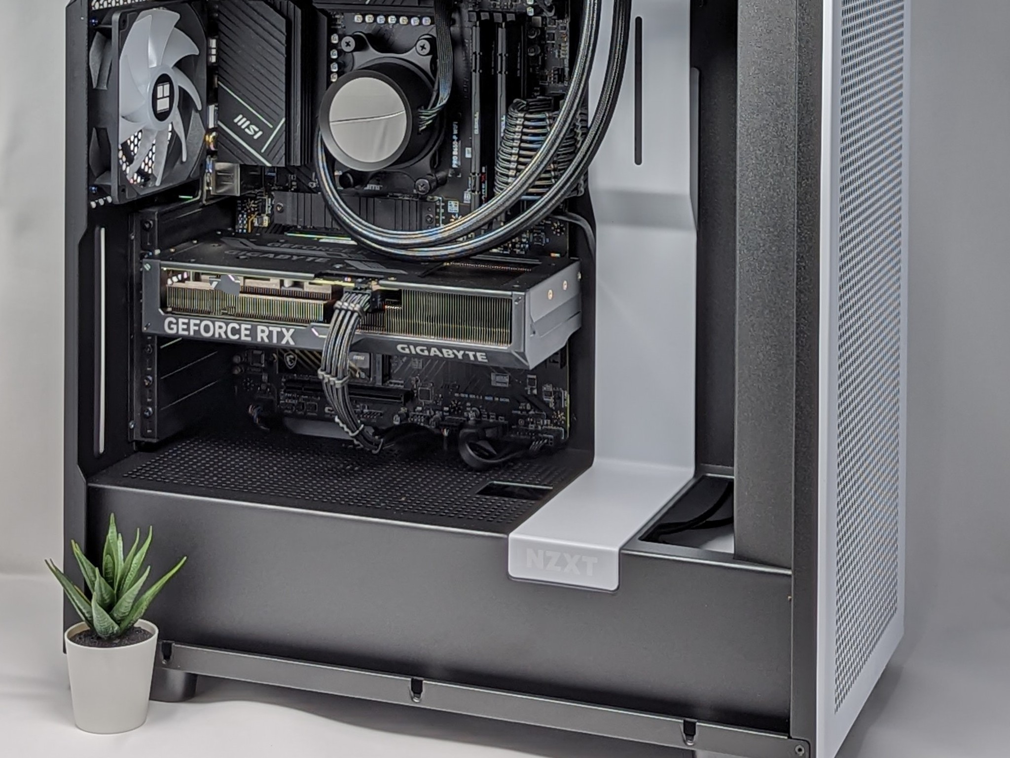 RyzenFlow | Nvidia RTX 4070 | Ryzen 7 7700X | 32gb RAM | Samsung 990 Pro 1TB Gen 4 NVMe SSD