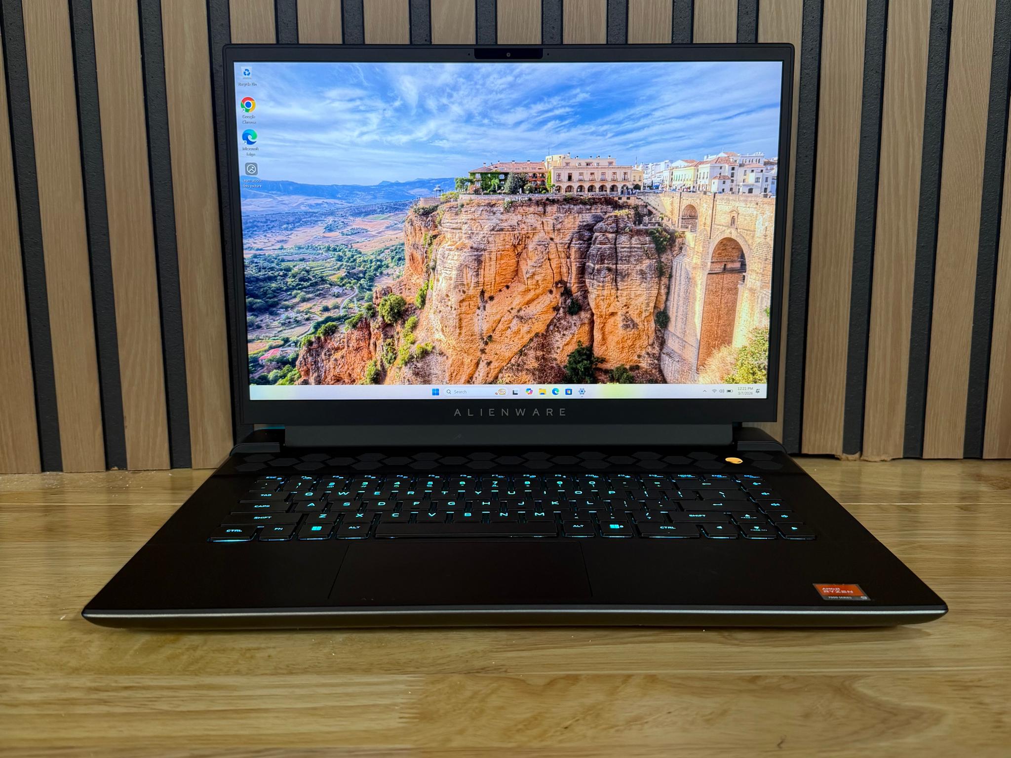 Alienware m16 R1 Gaming Laptop RTX 4070 Ryzen 9 7845HX 32GB RAM 1TB NVMe