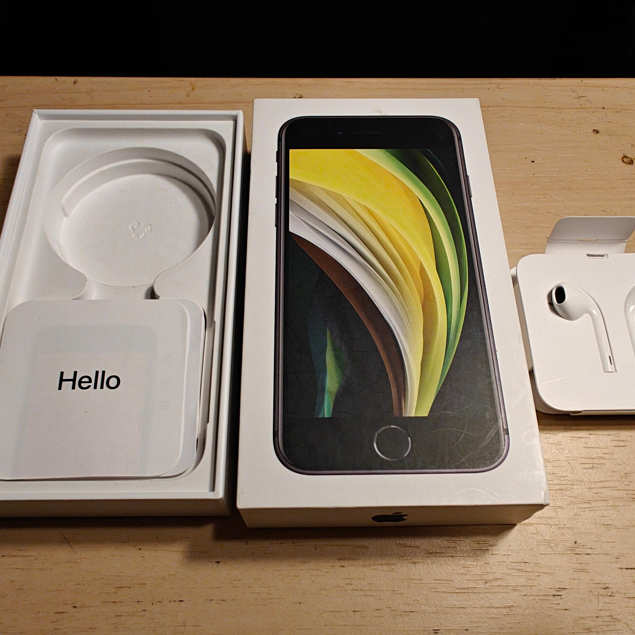 iPhone SE 2nd Generation 2020 64GB Black Unlocked + Original Box and Accessories