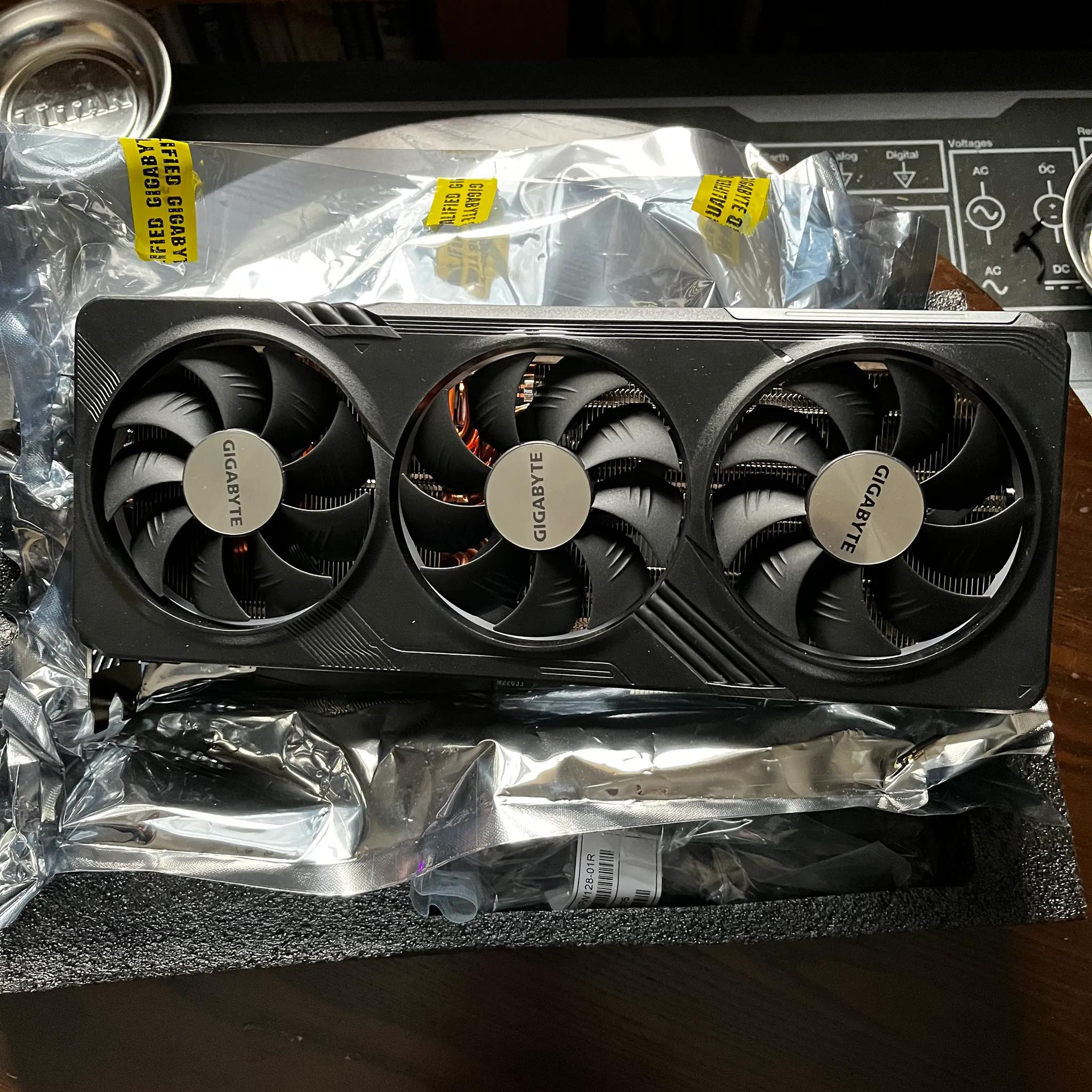 **AS NEW**  RTX 4070 12 GB Gigabyte GAMING OC